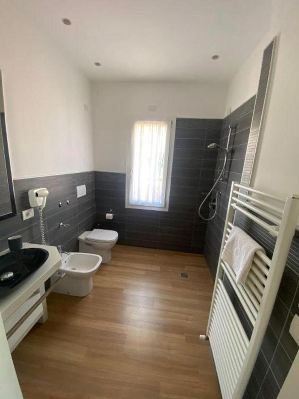 Deluxe Double Room with Shower - Photo 14