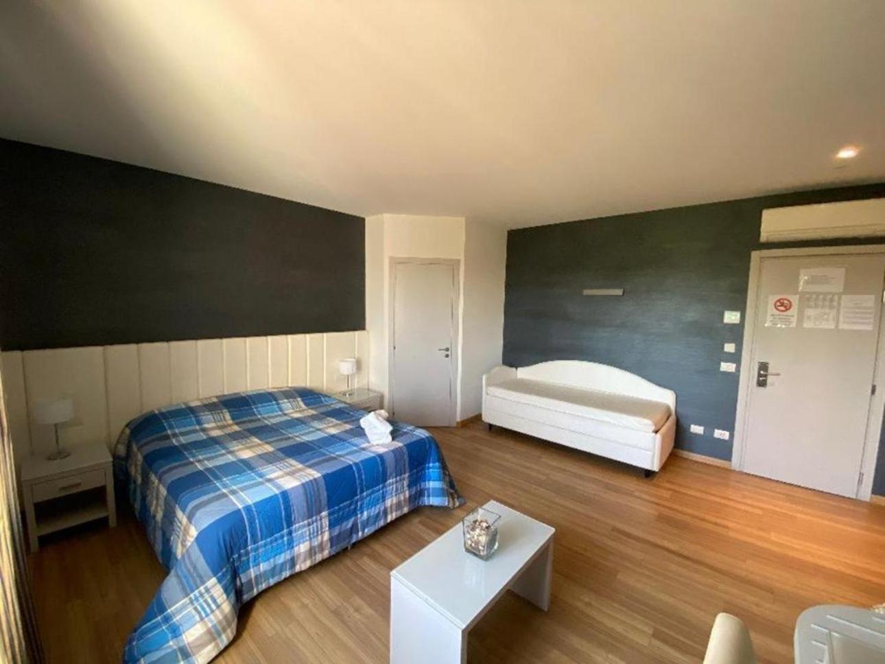 Deluxe Double Room with Shower - Photo 5