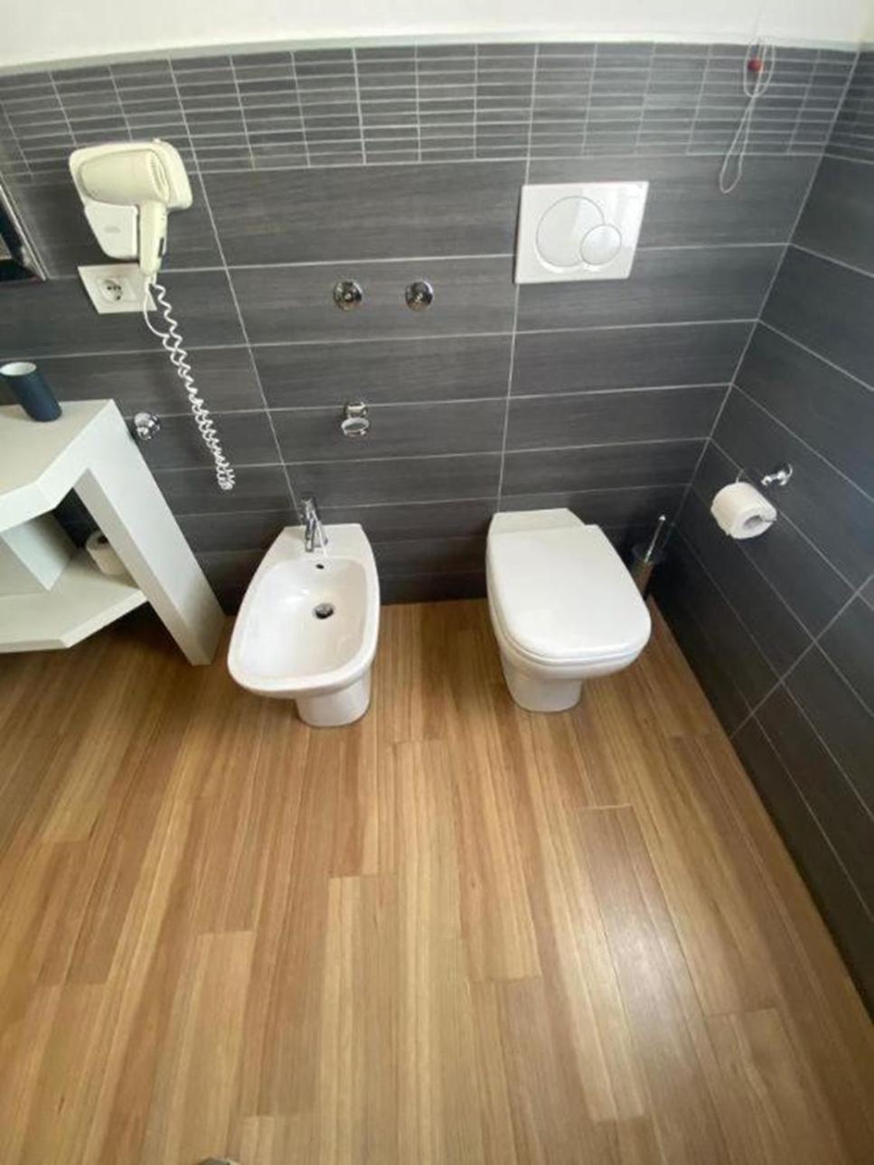 Deluxe Double Room with Shower - Photo 6