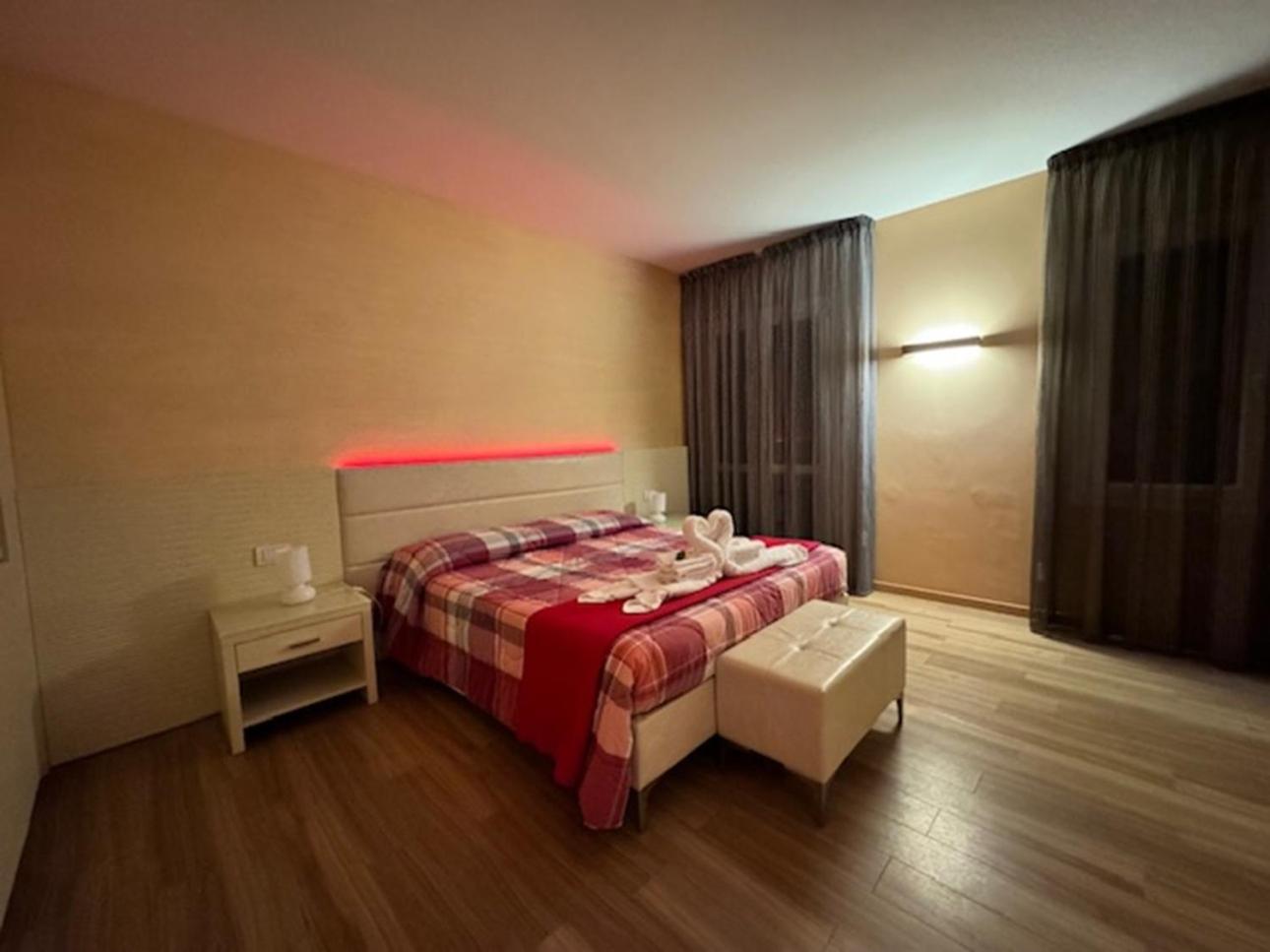 Deluxe Double Room with Shower - Photo 7