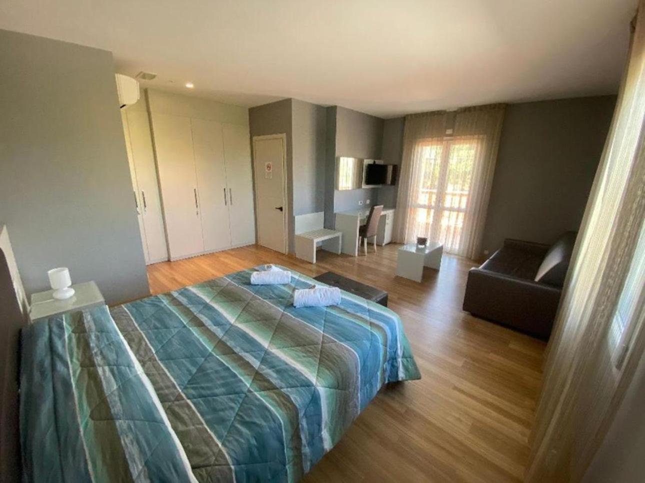 Deluxe Double Room with Shower - Photo 3