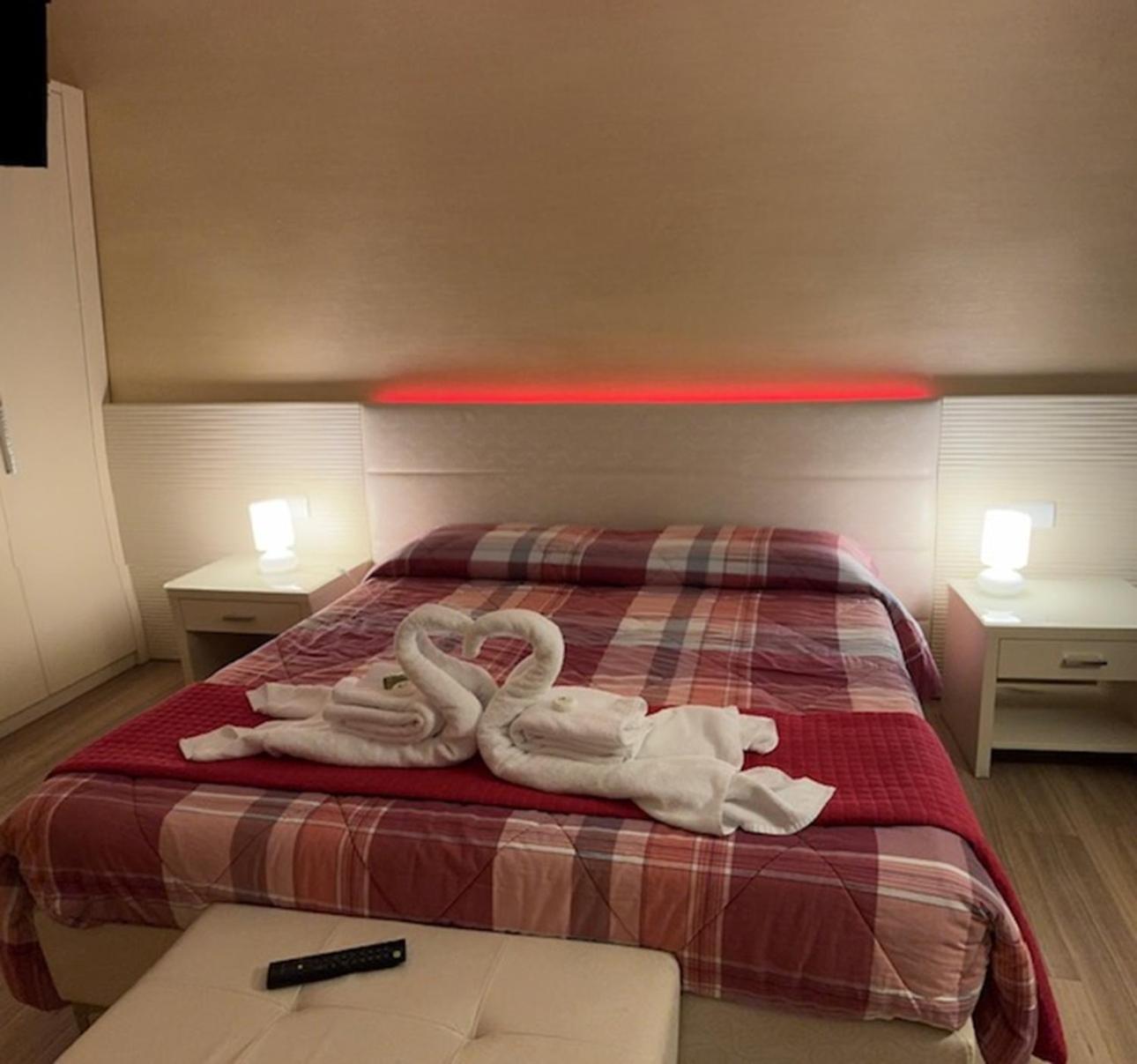 Deluxe Double Room with Shower - Photo 23