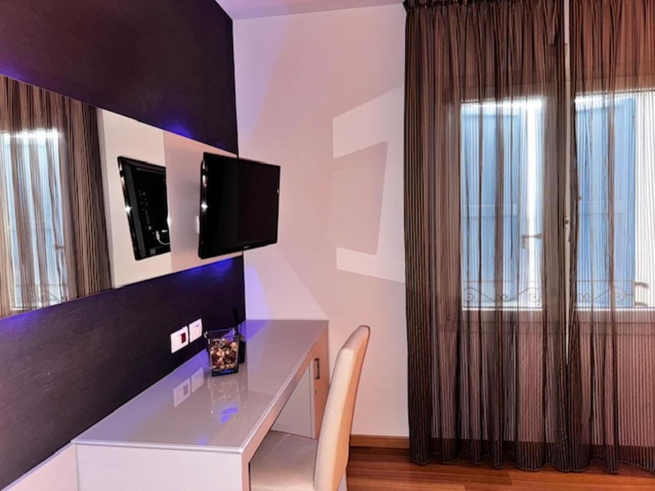 Deluxe Double Room with Shower - Photo 15