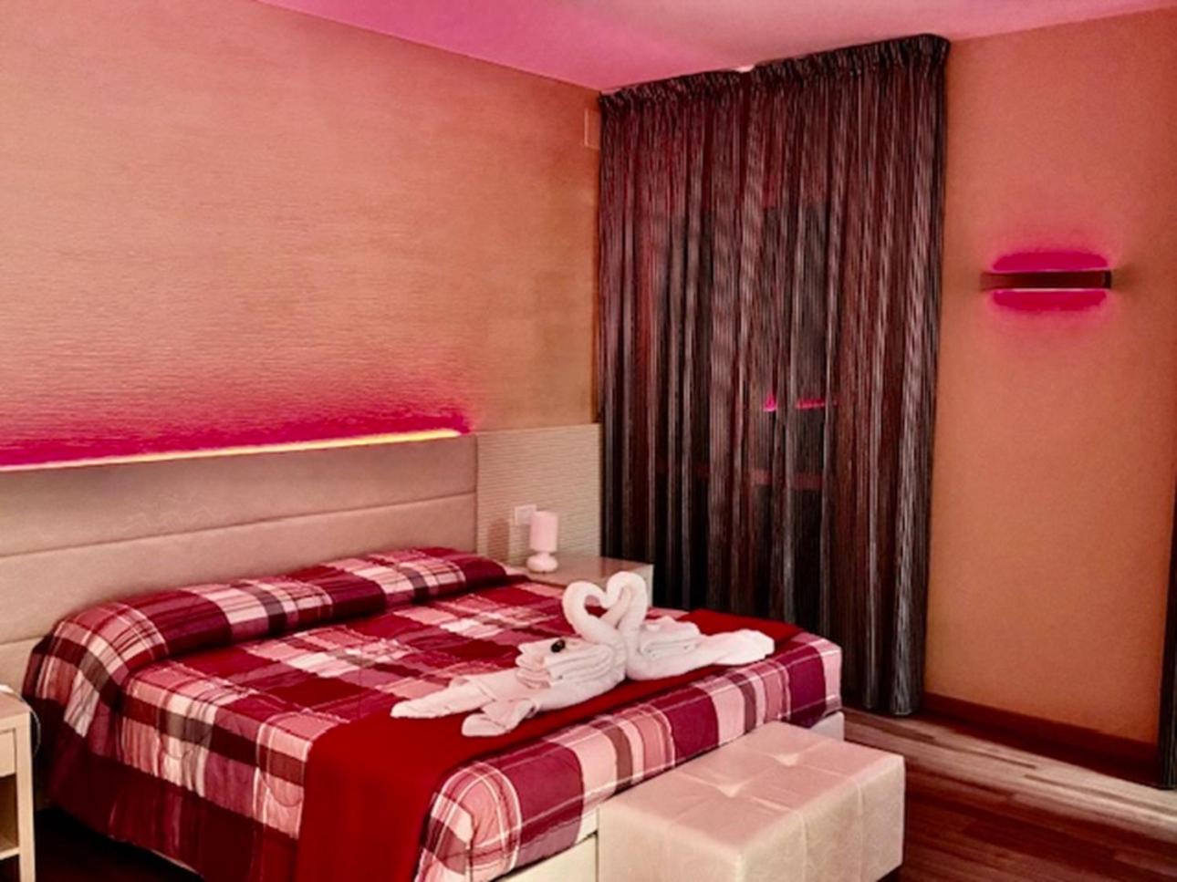 Deluxe Double Room with Shower - Photo 2