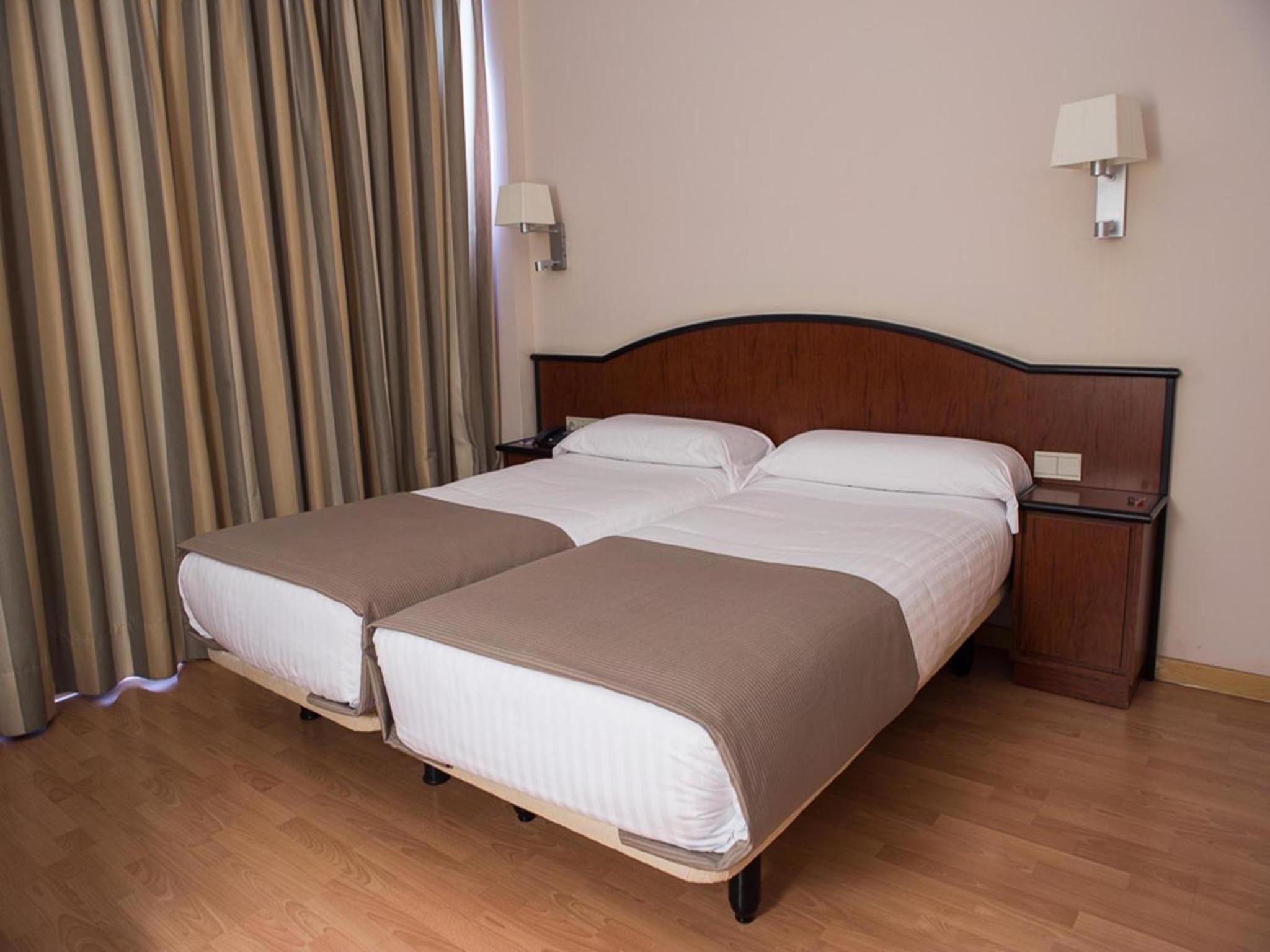 Standard Twin Room - Photo 3