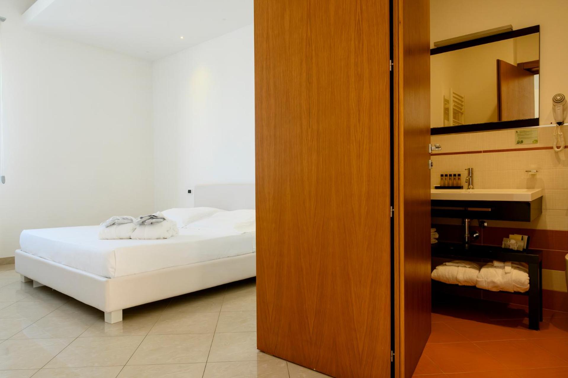 Deluxe Double Room - Photo 11
