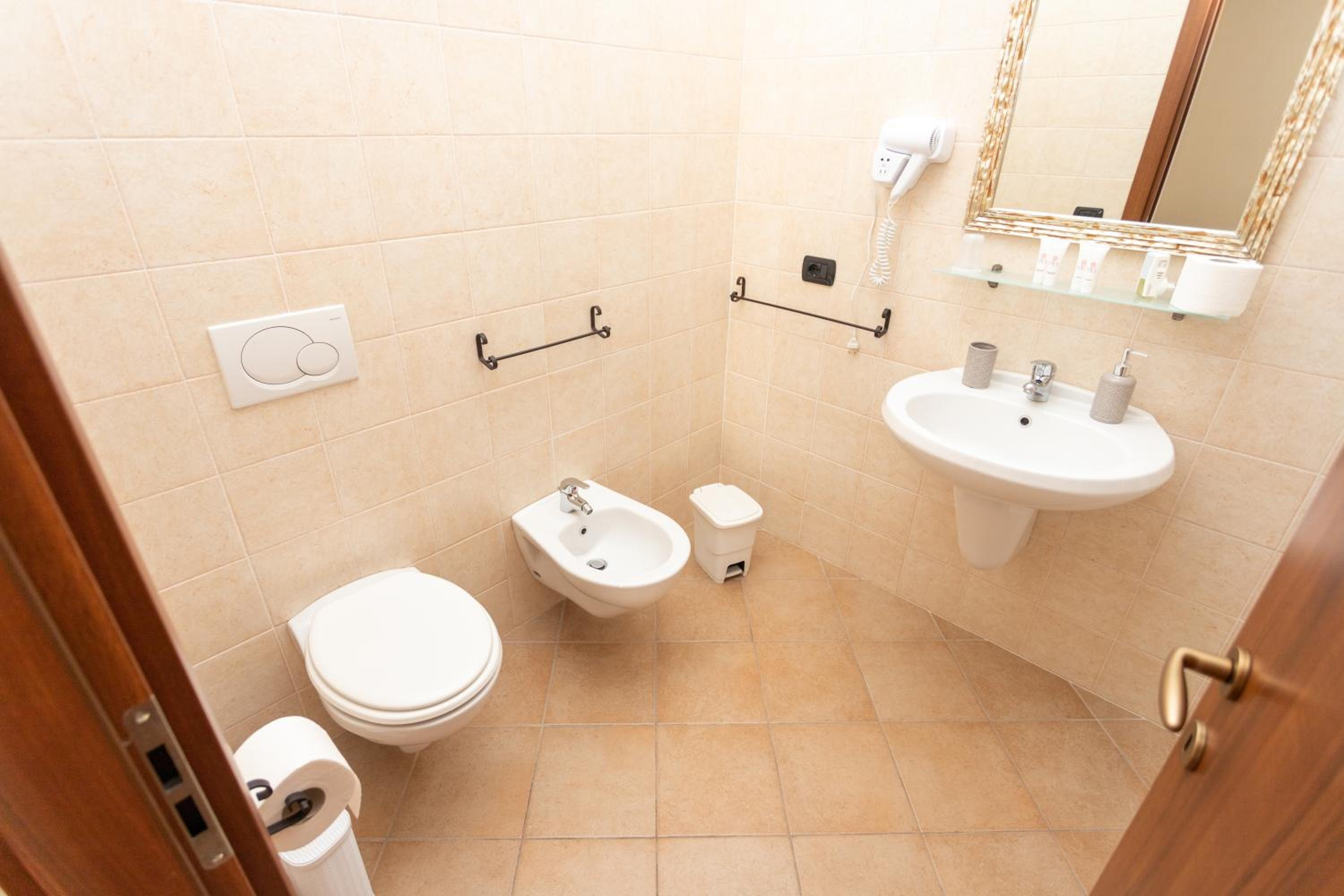 Double Room - Photo 5