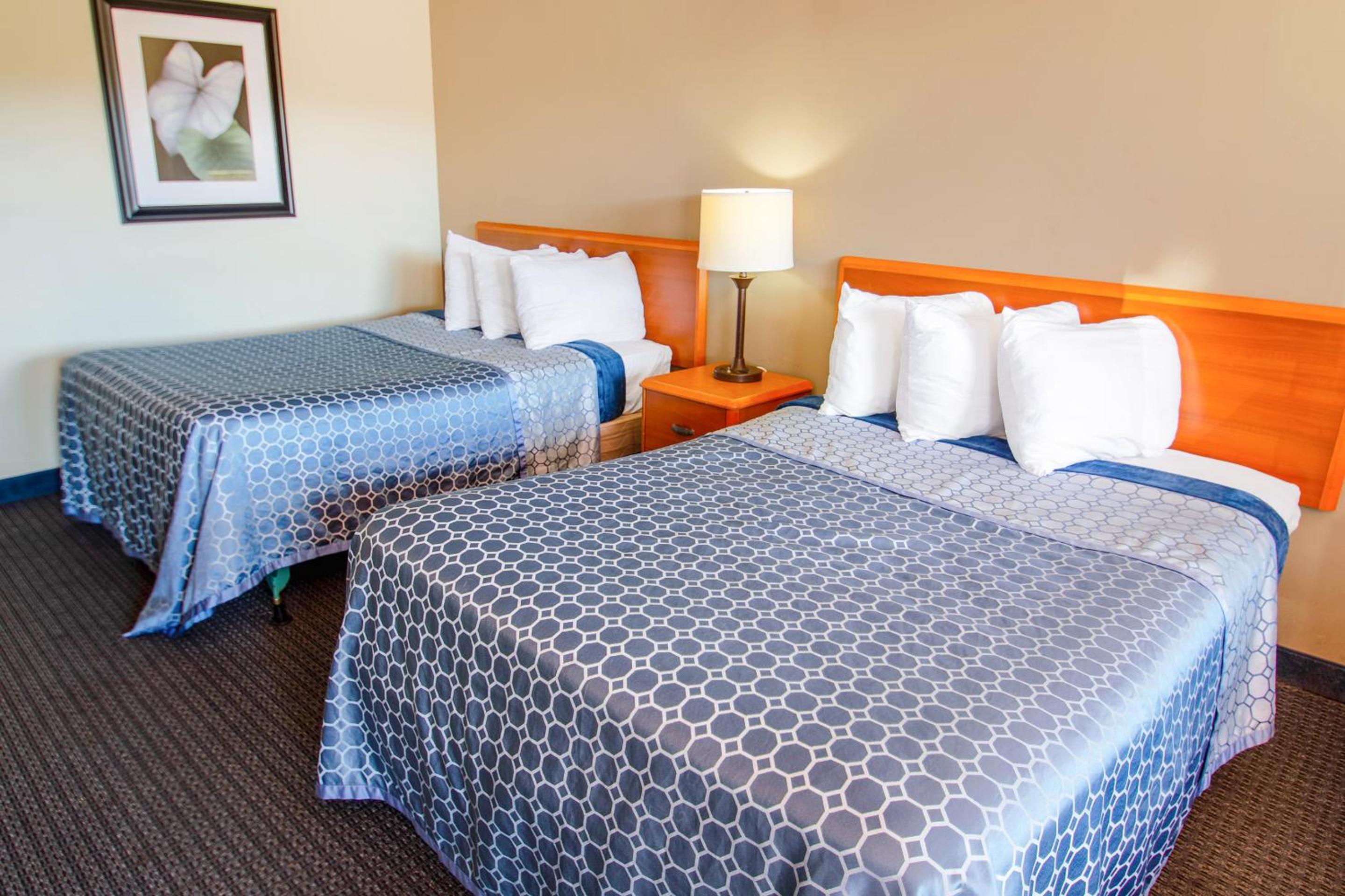 Queen Room With Two Queen Beds photo 2
