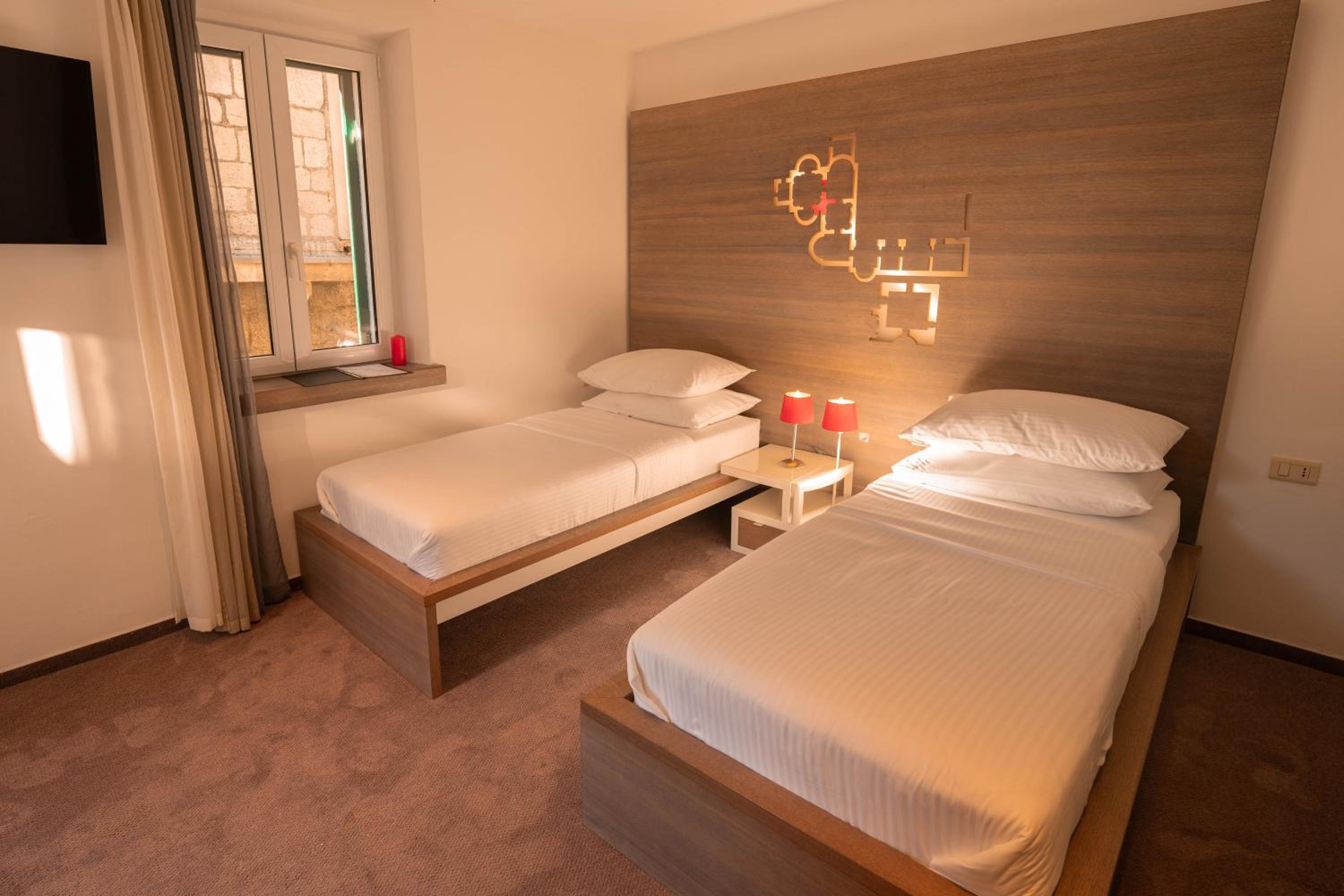 Standard Twin Room - Photo 15