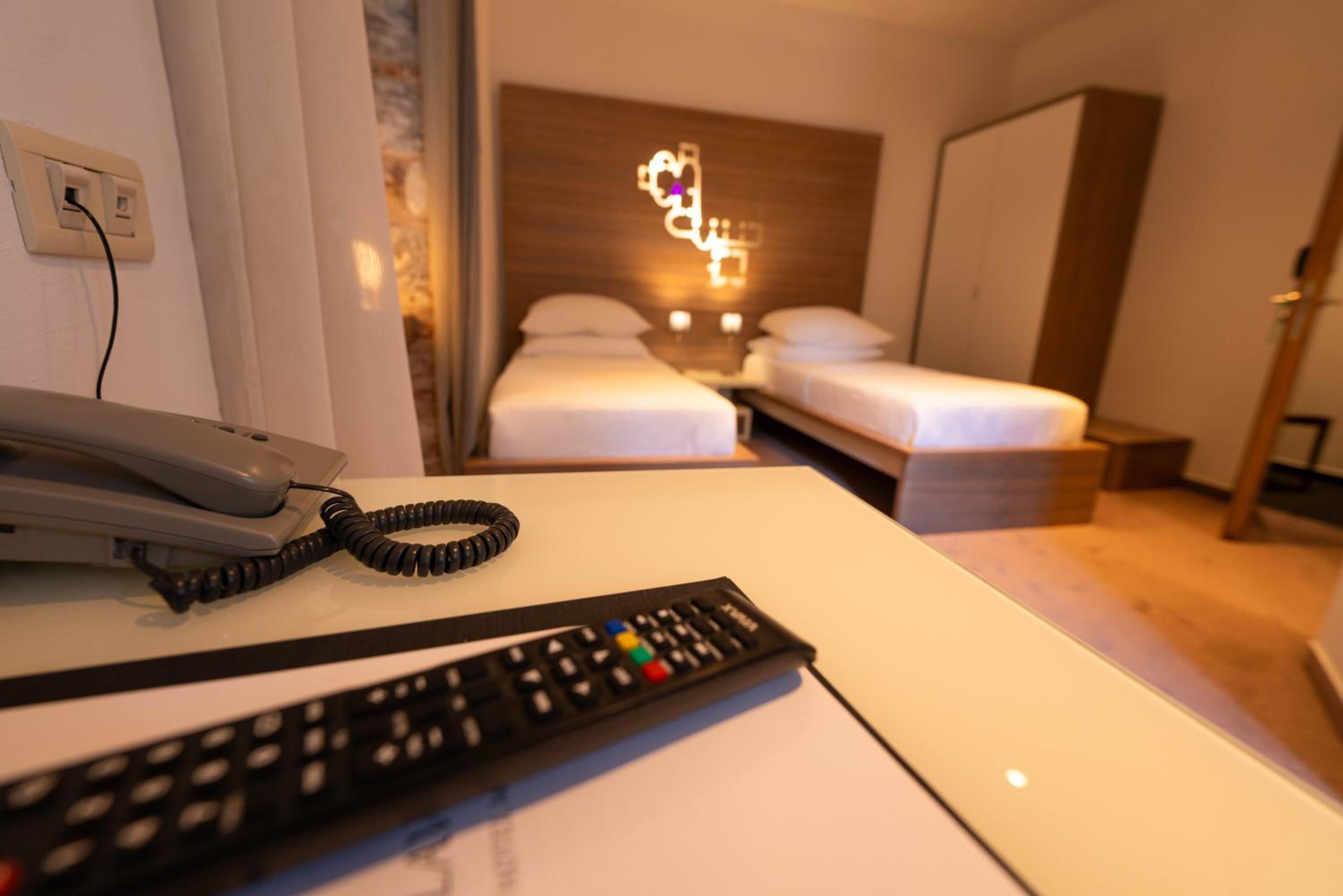 Standard Twin Room - Photo 17