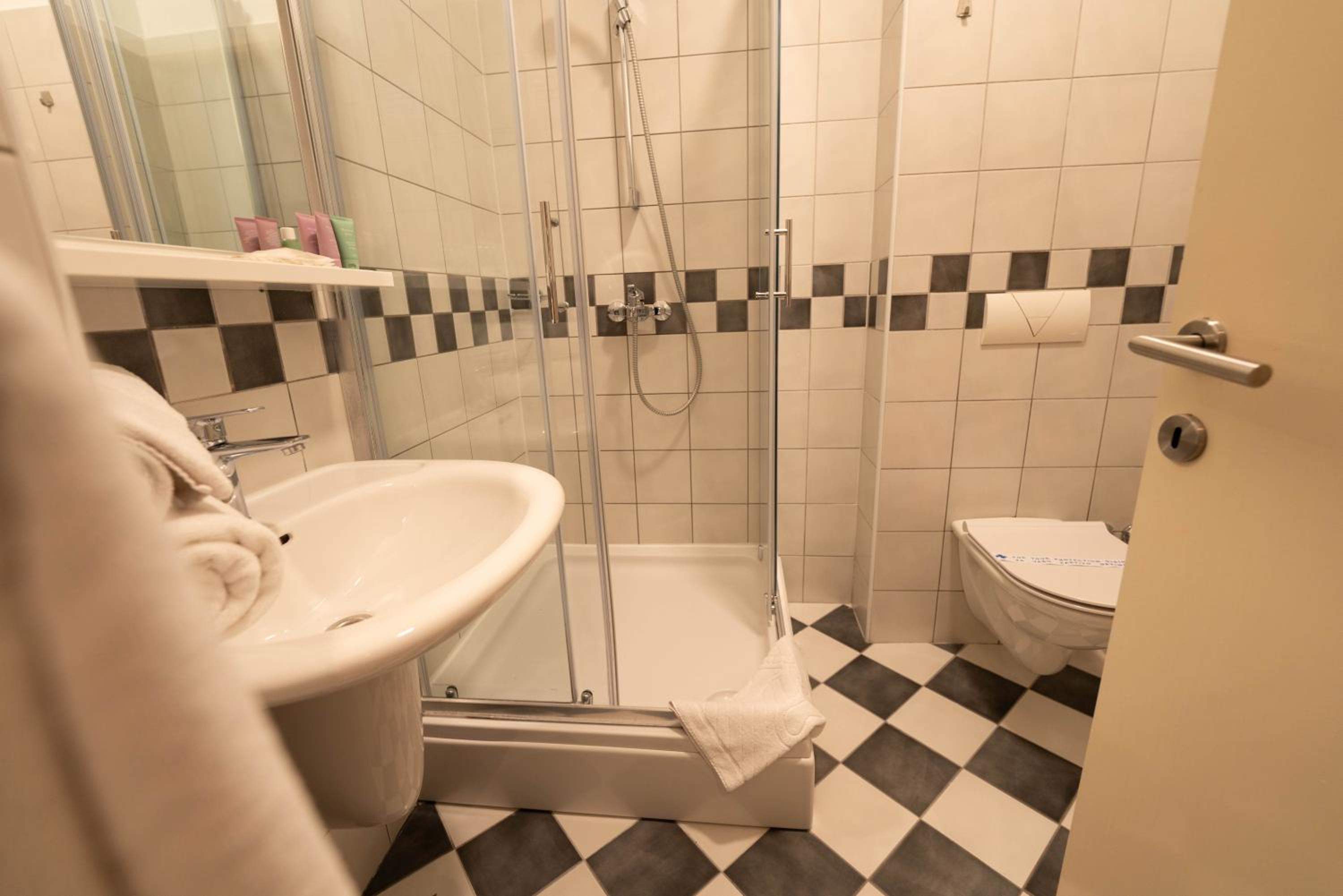 Standard Twin Room - Photo 2