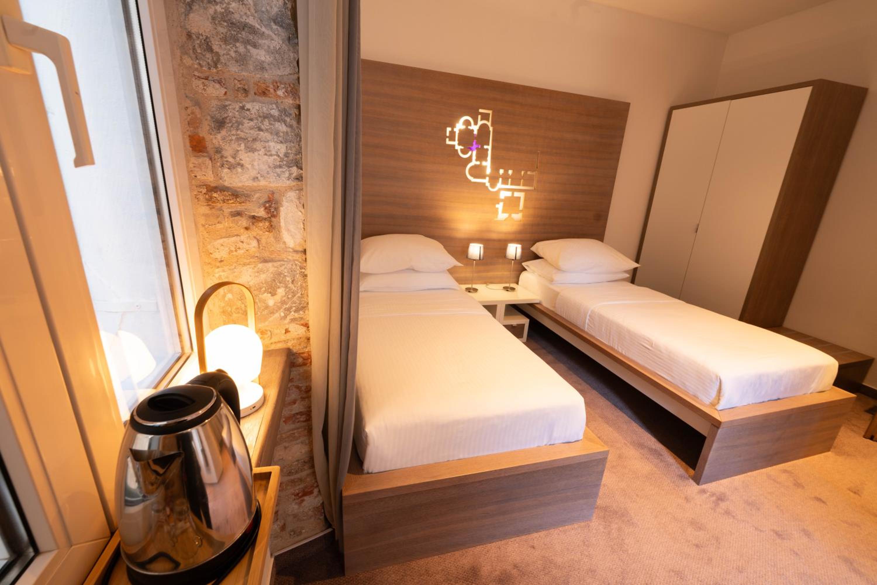 Standard Twin Room - Photo 16