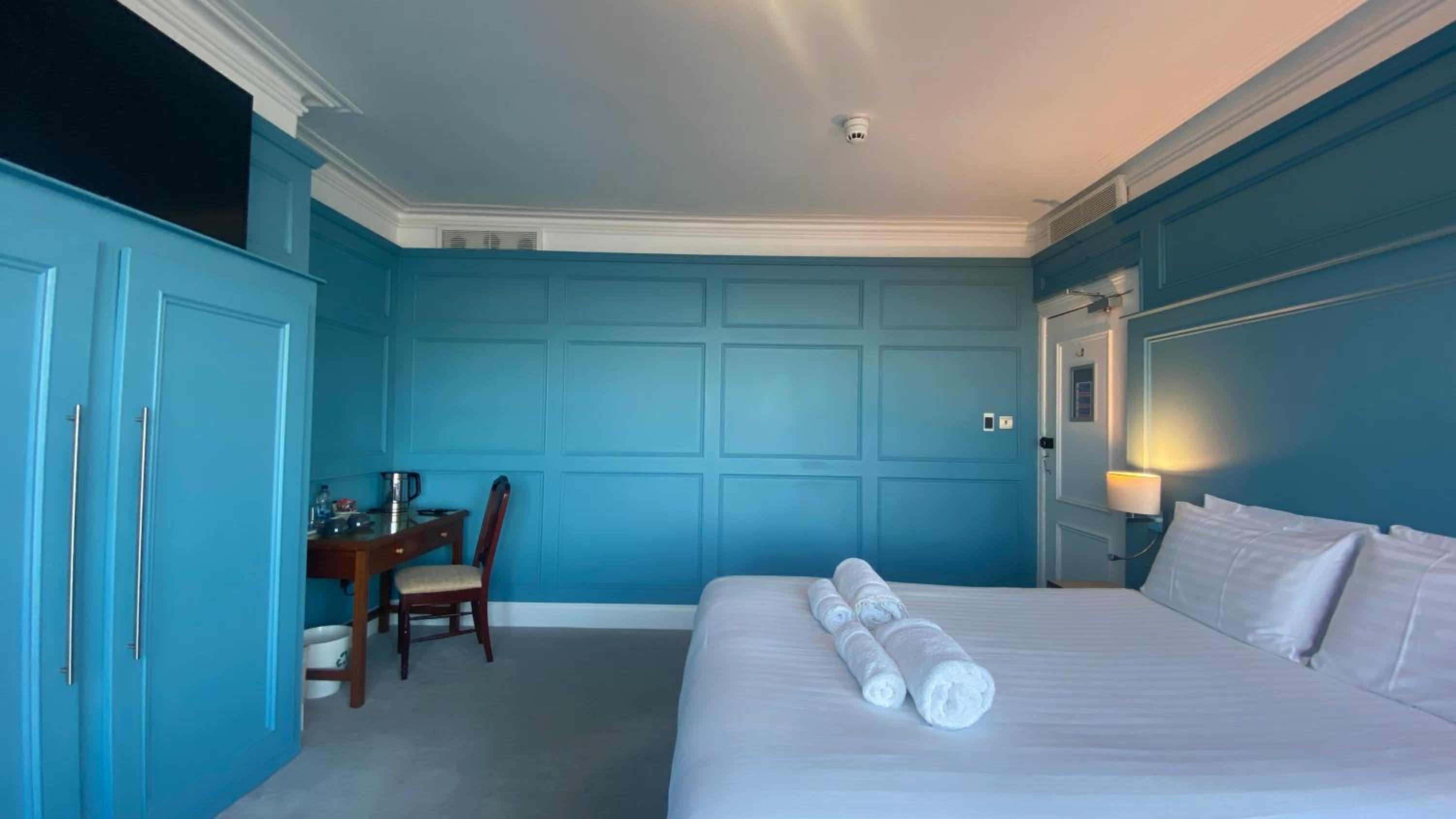 Deluxe Double Room with Side Sea View - Photo 19