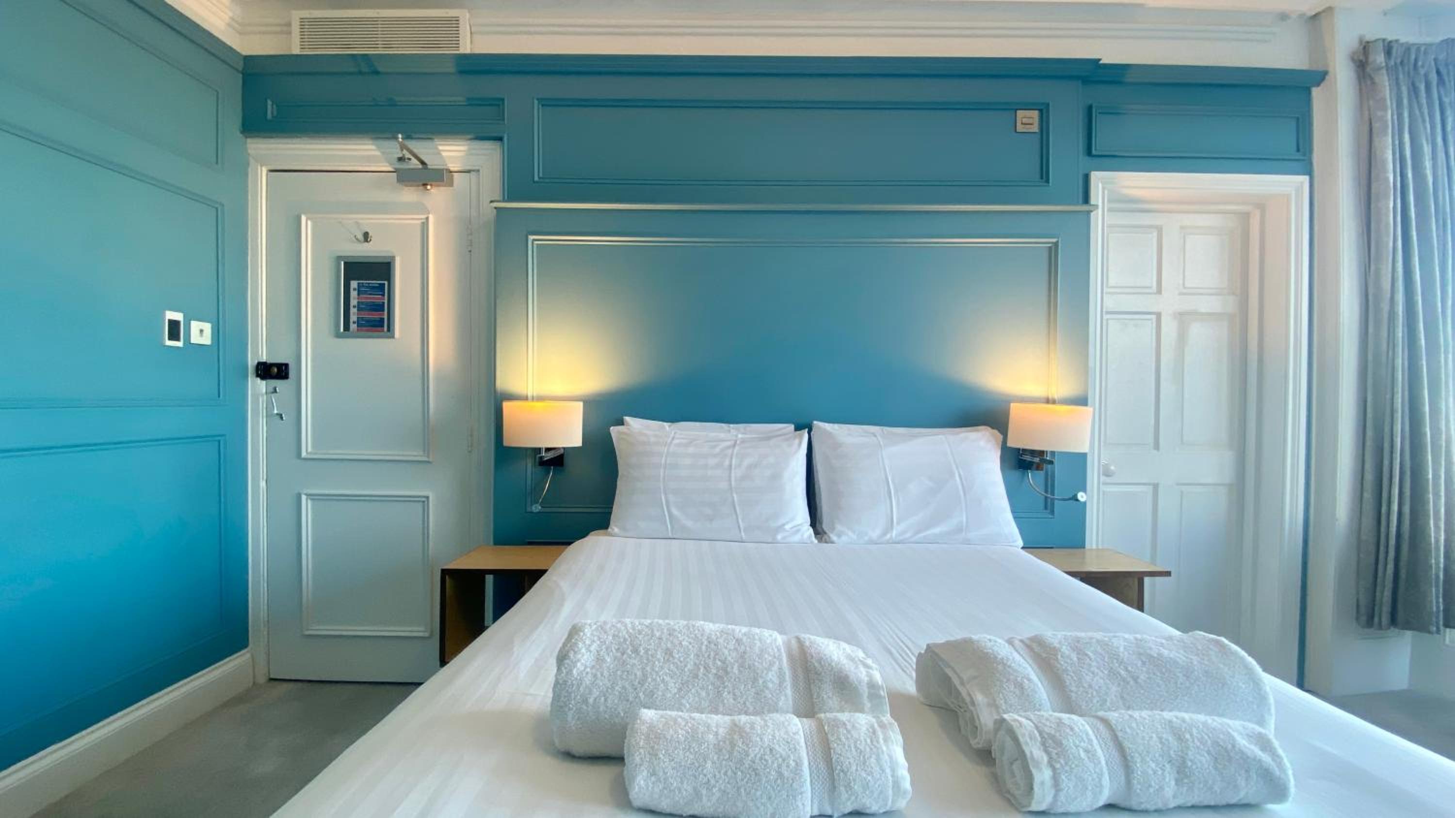 Deluxe Double Room with Side Sea View - Photo 17