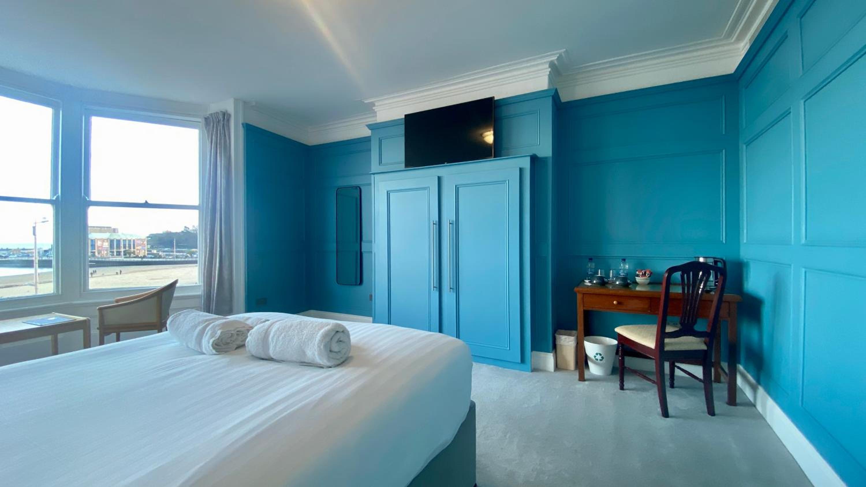 Deluxe Double Room with Side Sea View - Photo 20
