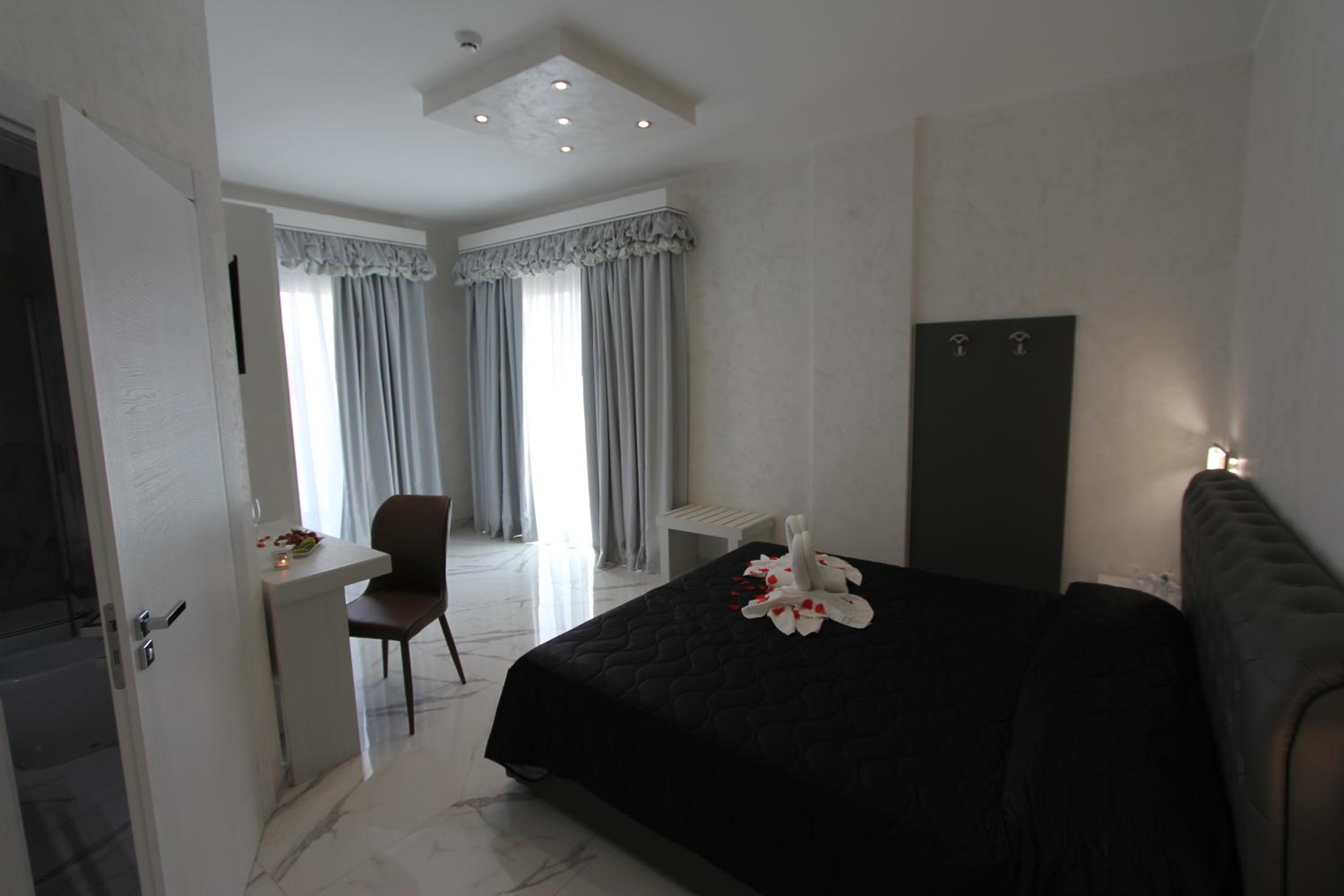 Deluxe Room - Photo 12