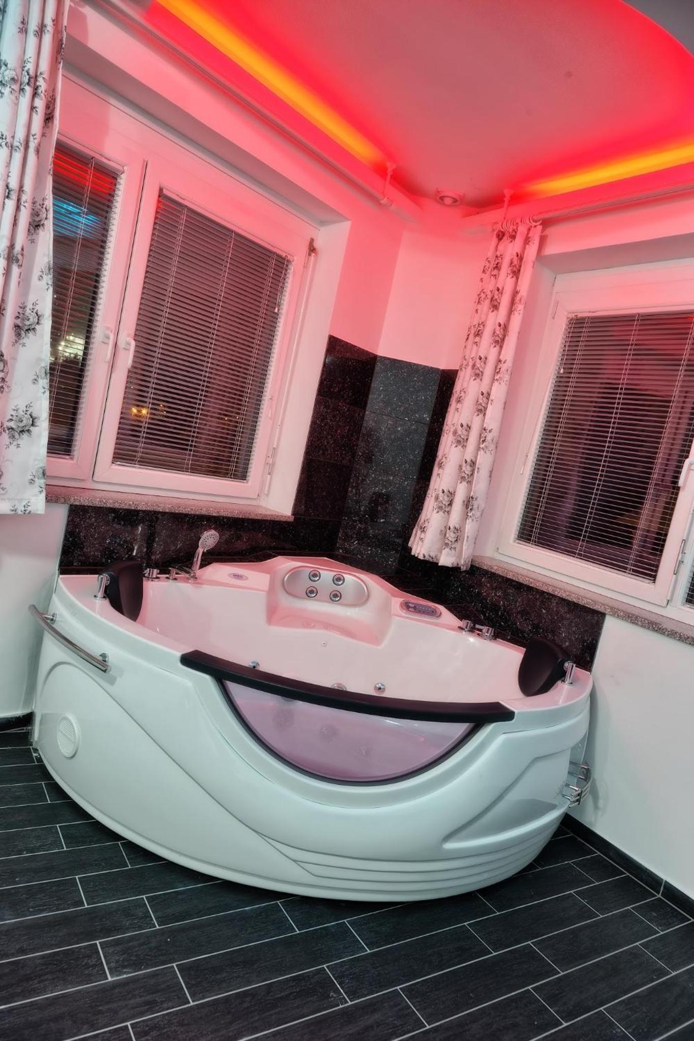 Deluxe Double Room with Spa Bath  - Photo 2