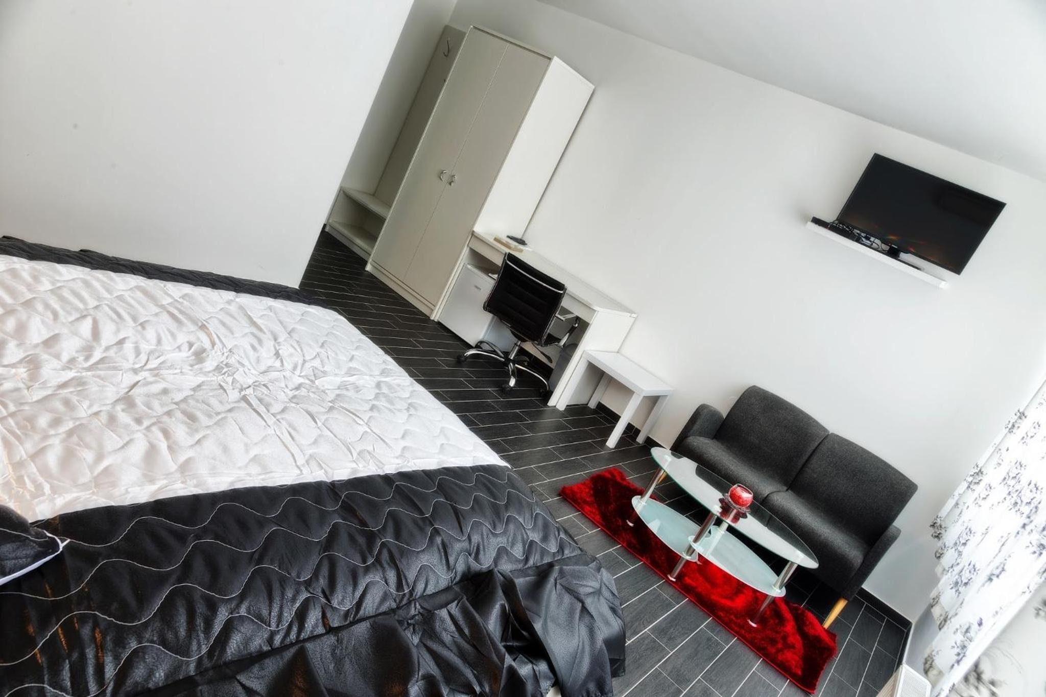 Deluxe Double Room with City View - Photo 3