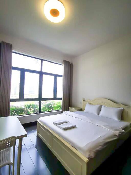 Four-Bedroom Apartment with Balcony  photo 2
