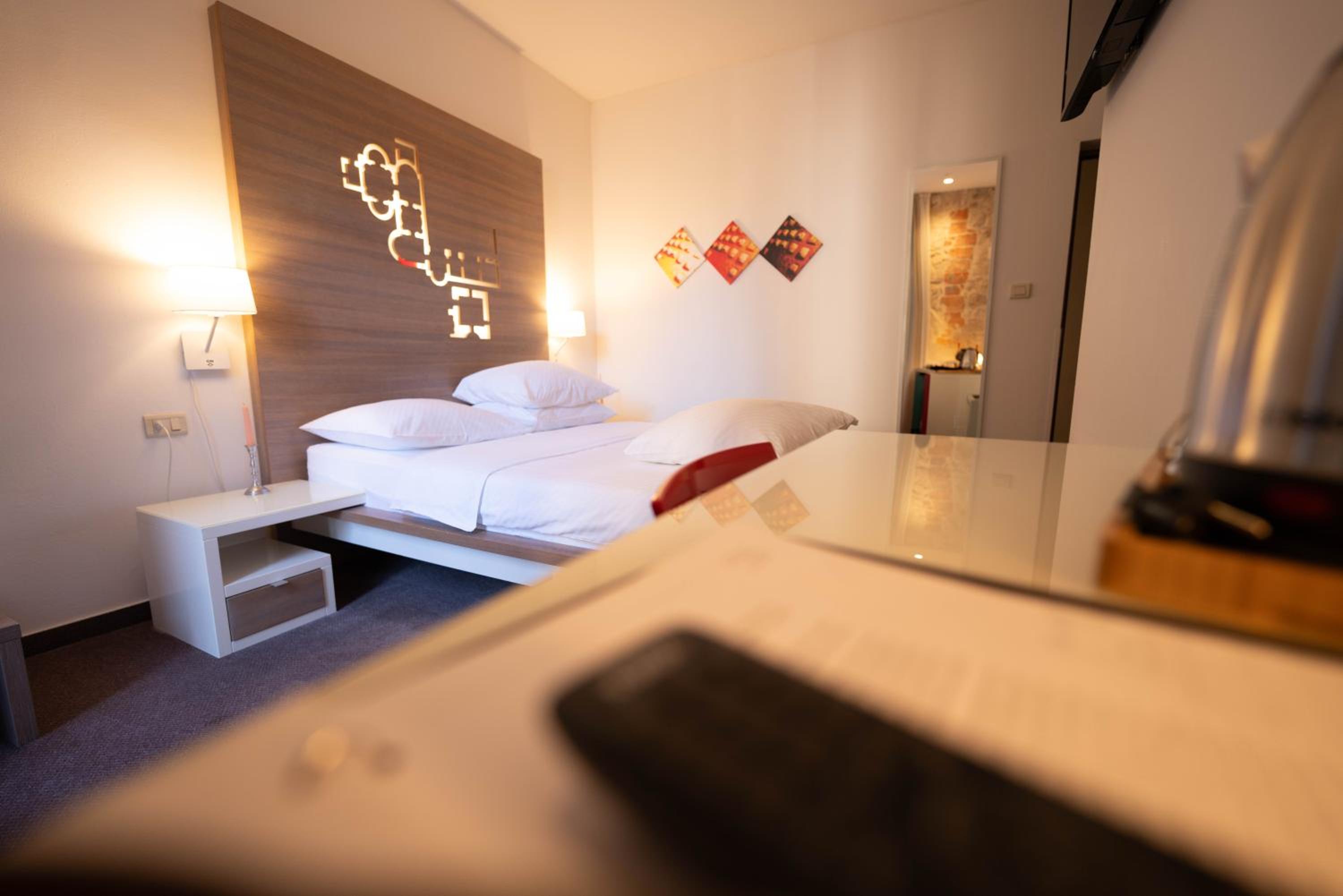 Standard King Room - Photo 13