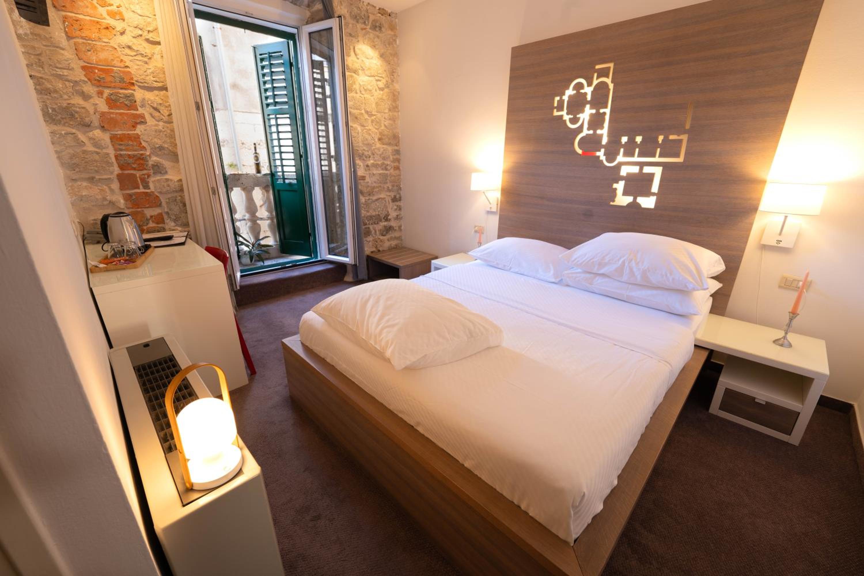 Standard King Room - Photo 12