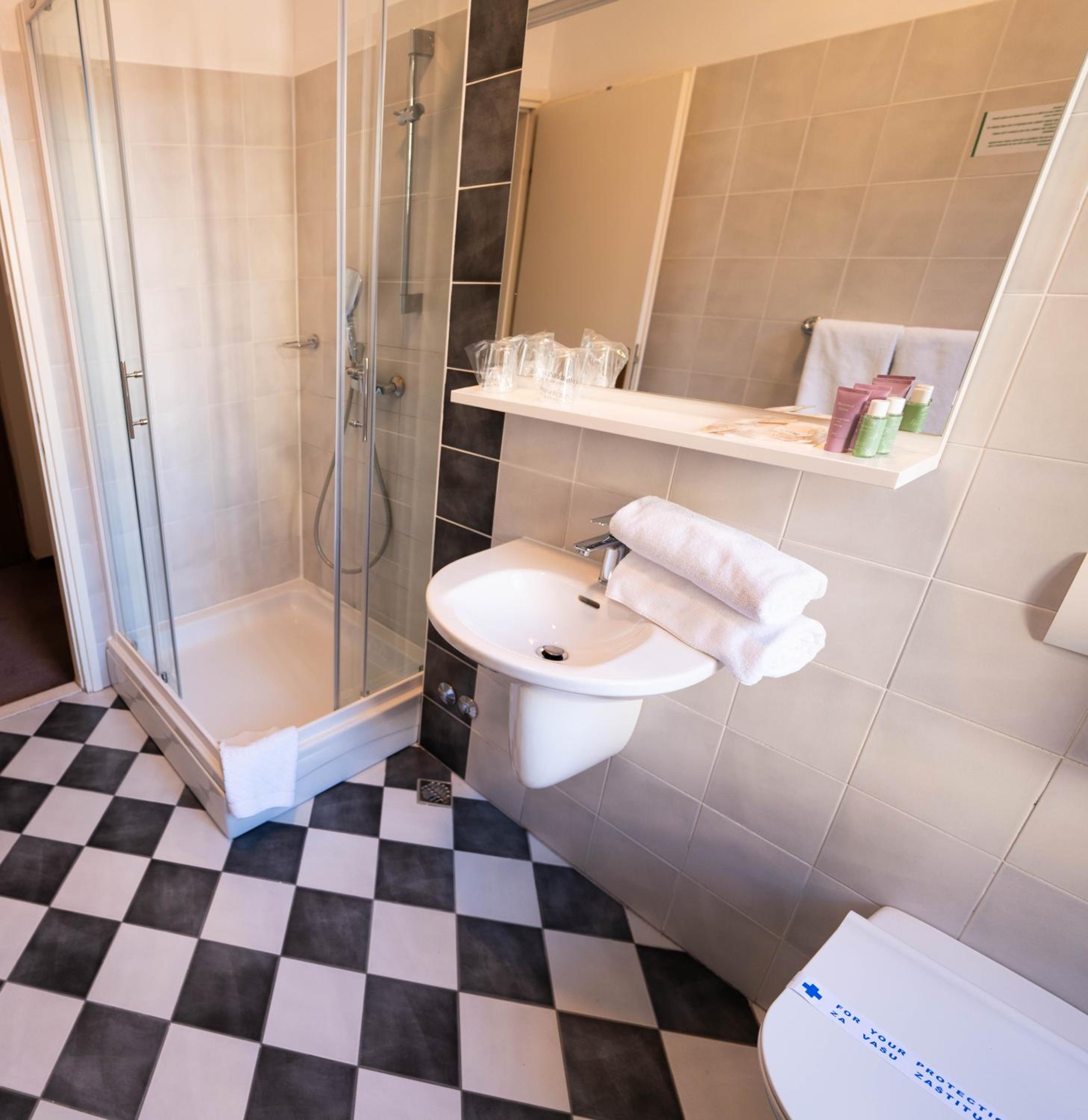 Standard King Room - Photo 25