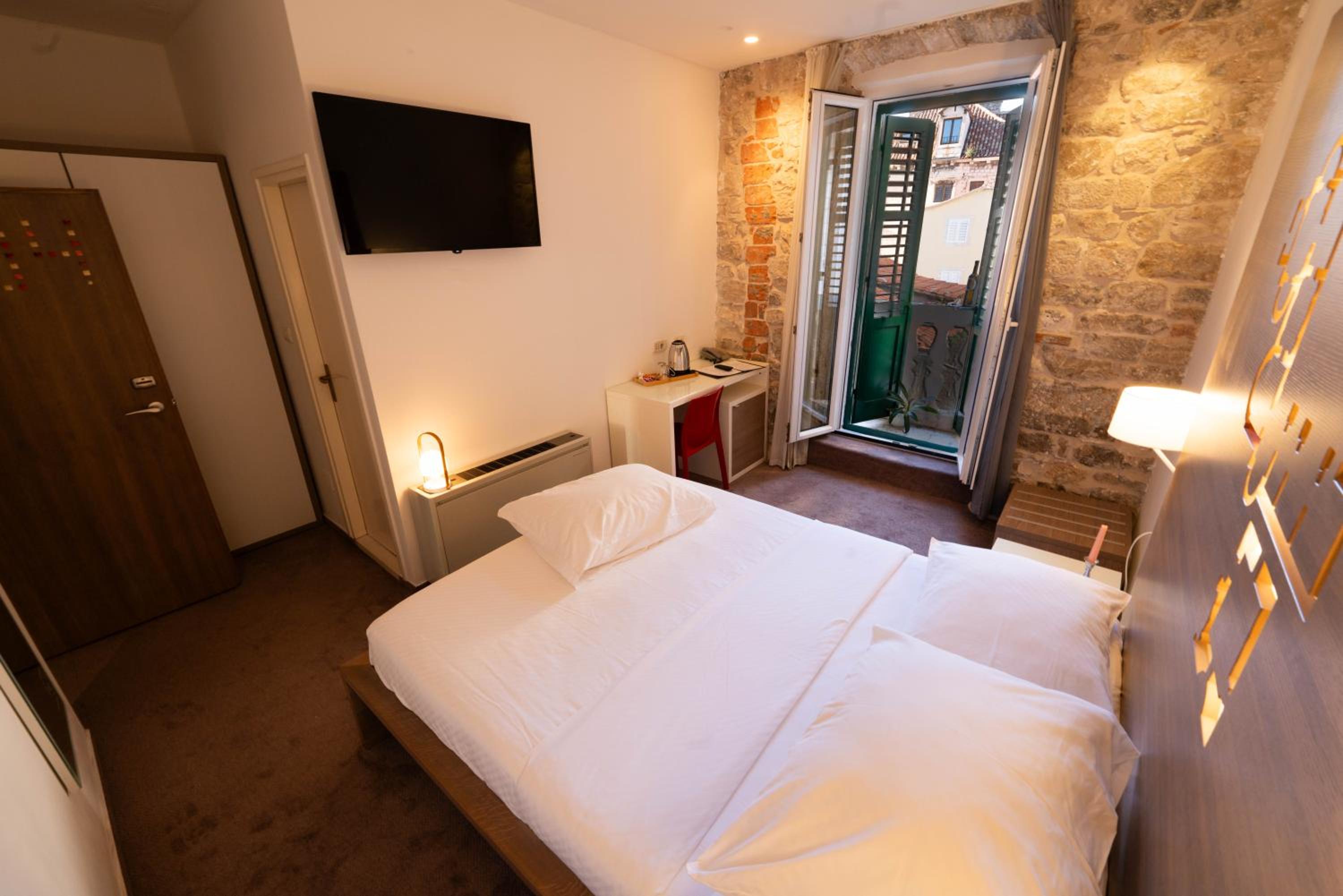 Standard King Room - Photo 11