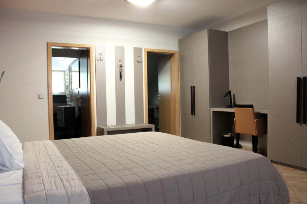 Twin Room with Shower - Photo 15