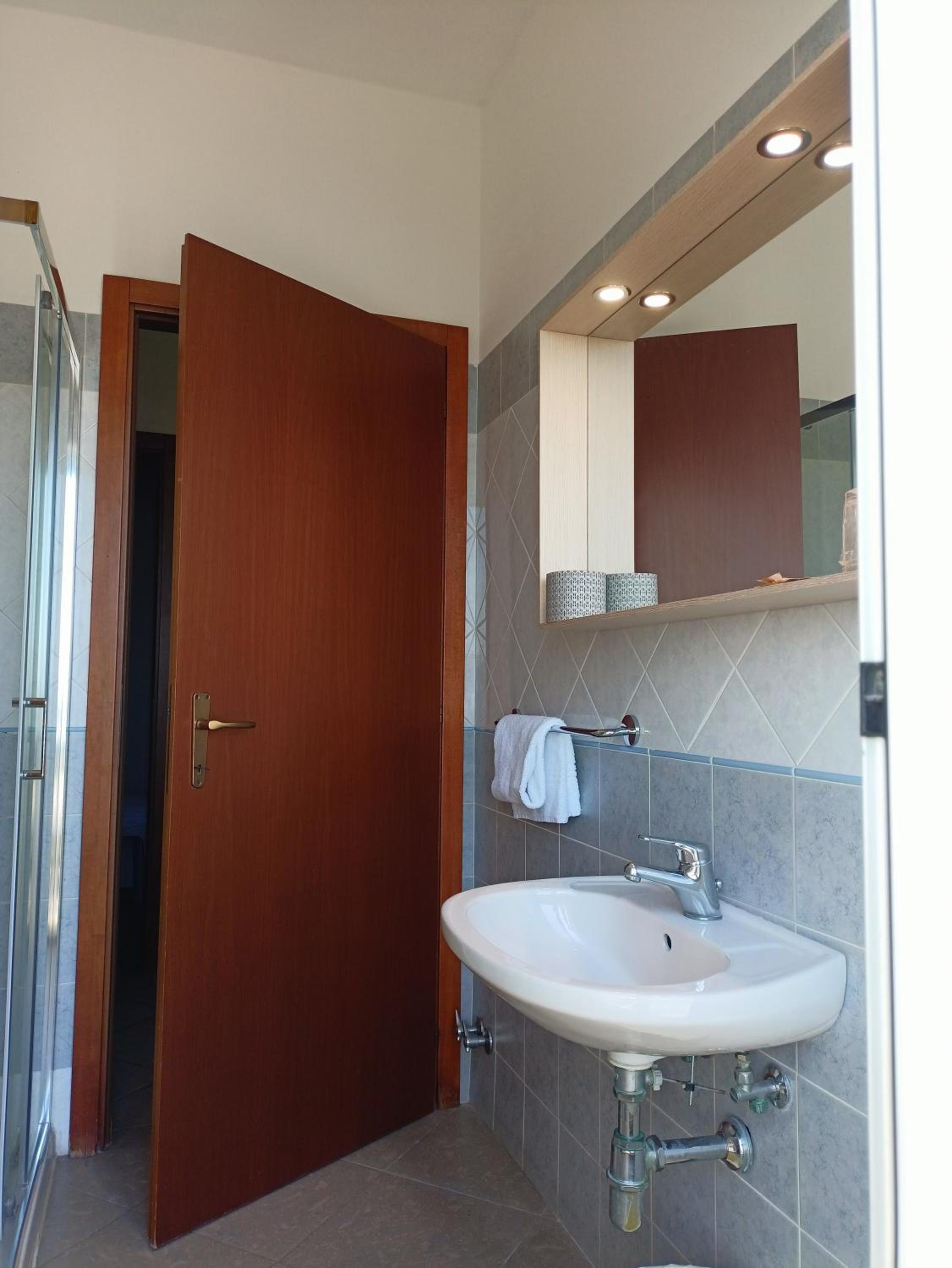 Double Room with Balcony and Sea View - Photo 5
