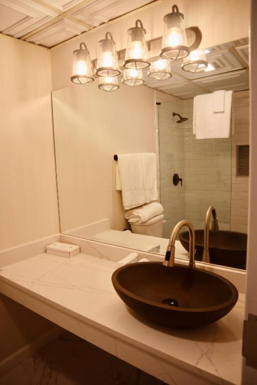 Queen Room photo 2