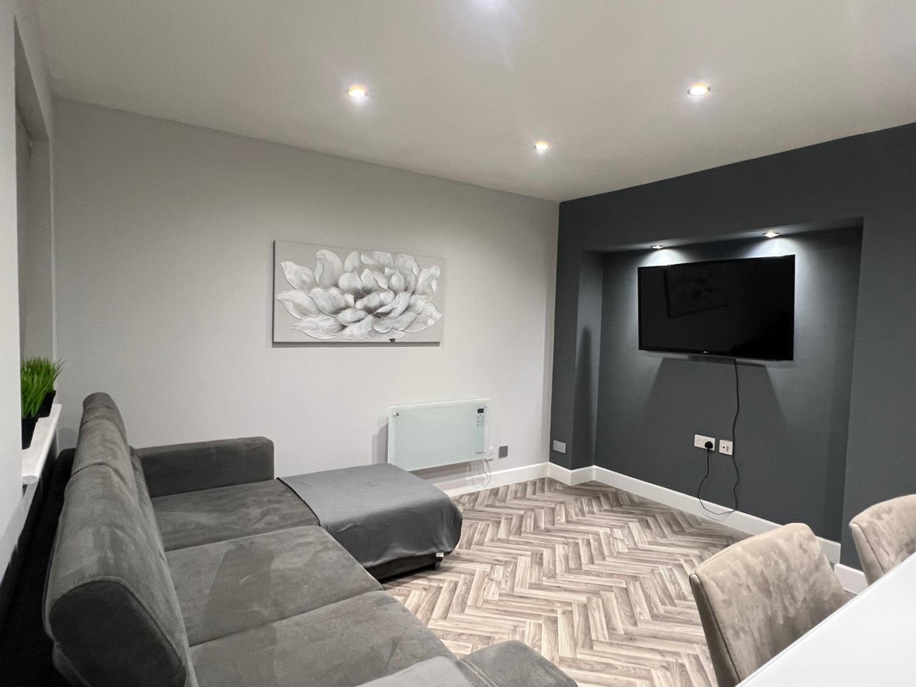 One-Bedroom Apartment photo 1
