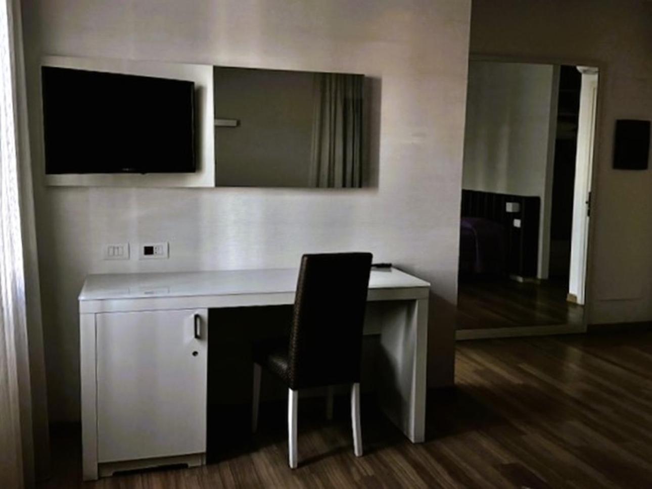 Junior Suite with Terrace - Photo 11