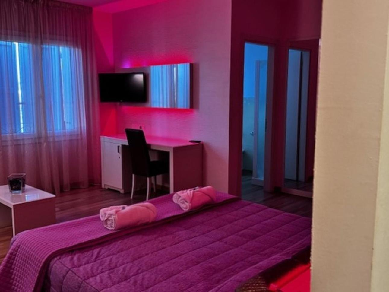 Deluxe Double Room with Shower - Photo 12