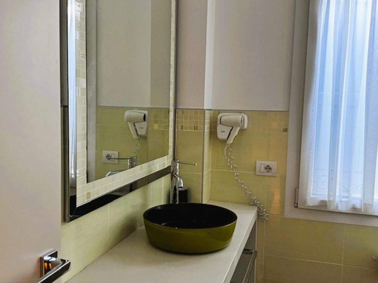 Deluxe Double Room with Shower - Photo 9