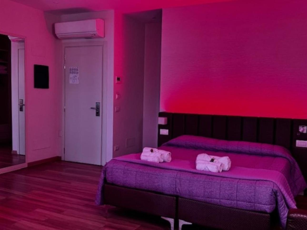 Deluxe Double Room with Shower - Photo 13