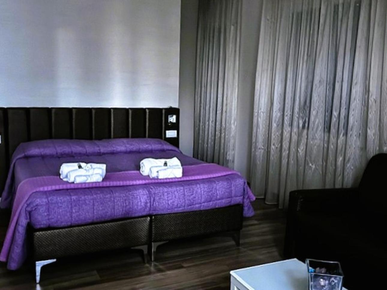 Deluxe Double Room with Shower - Photo 16