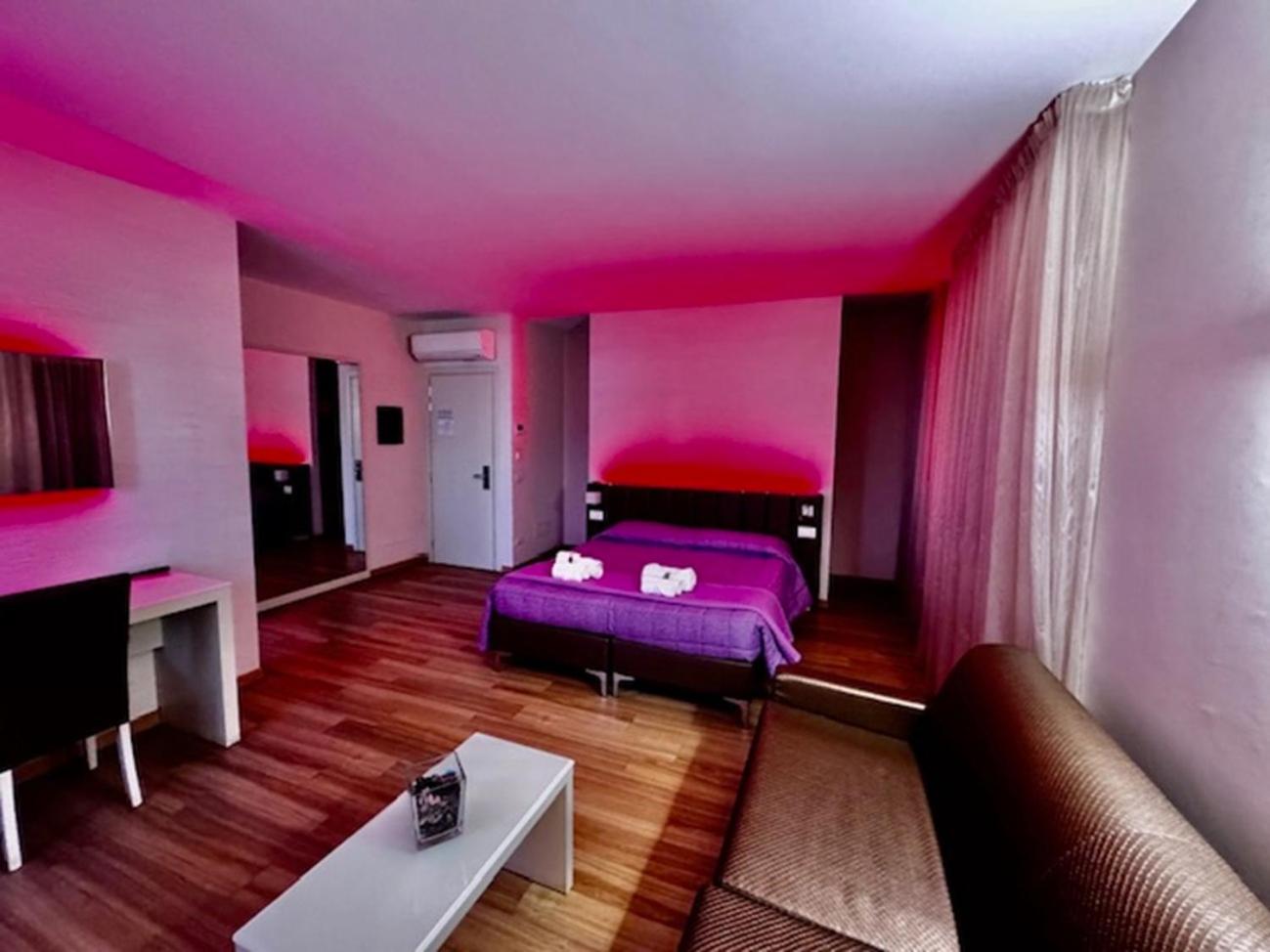 Deluxe Double Room with Shower - Photo 4
