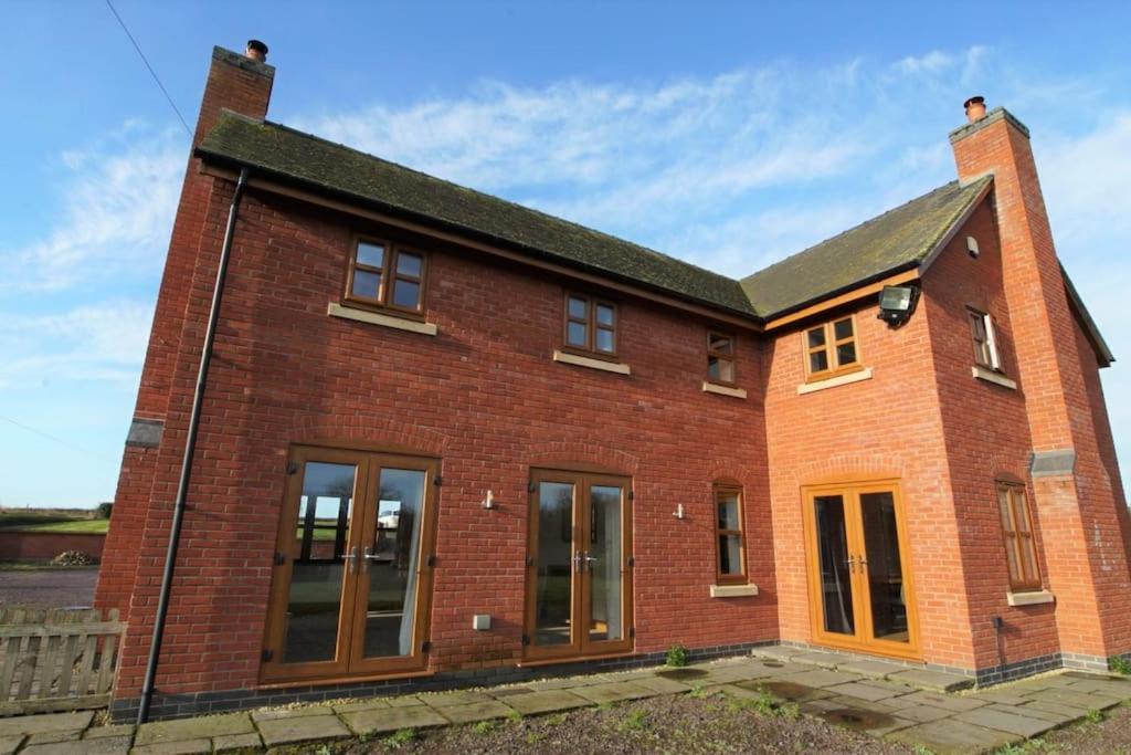 Three-Bedroom House photo 3