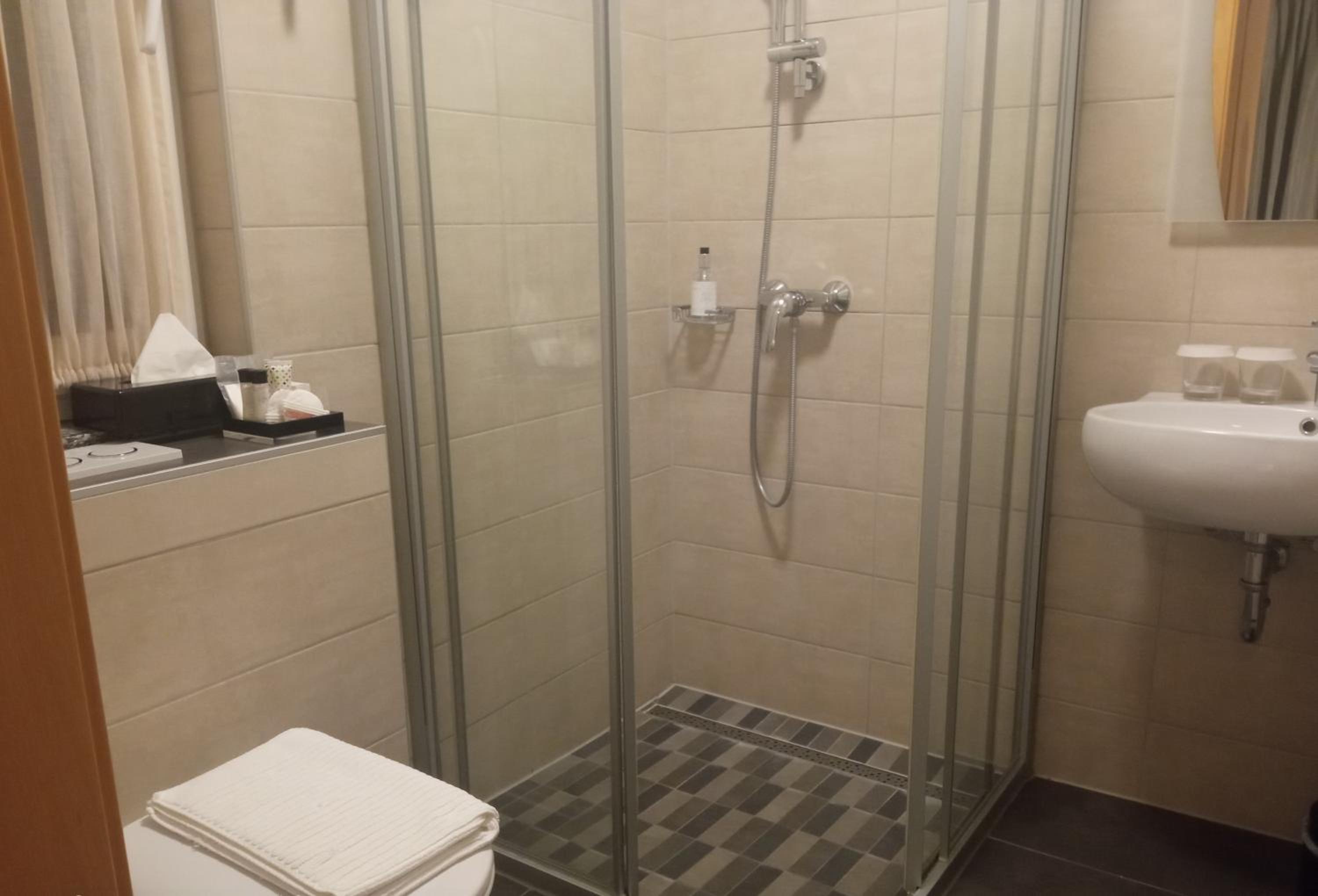 Twin Room with Shower - Photo 16