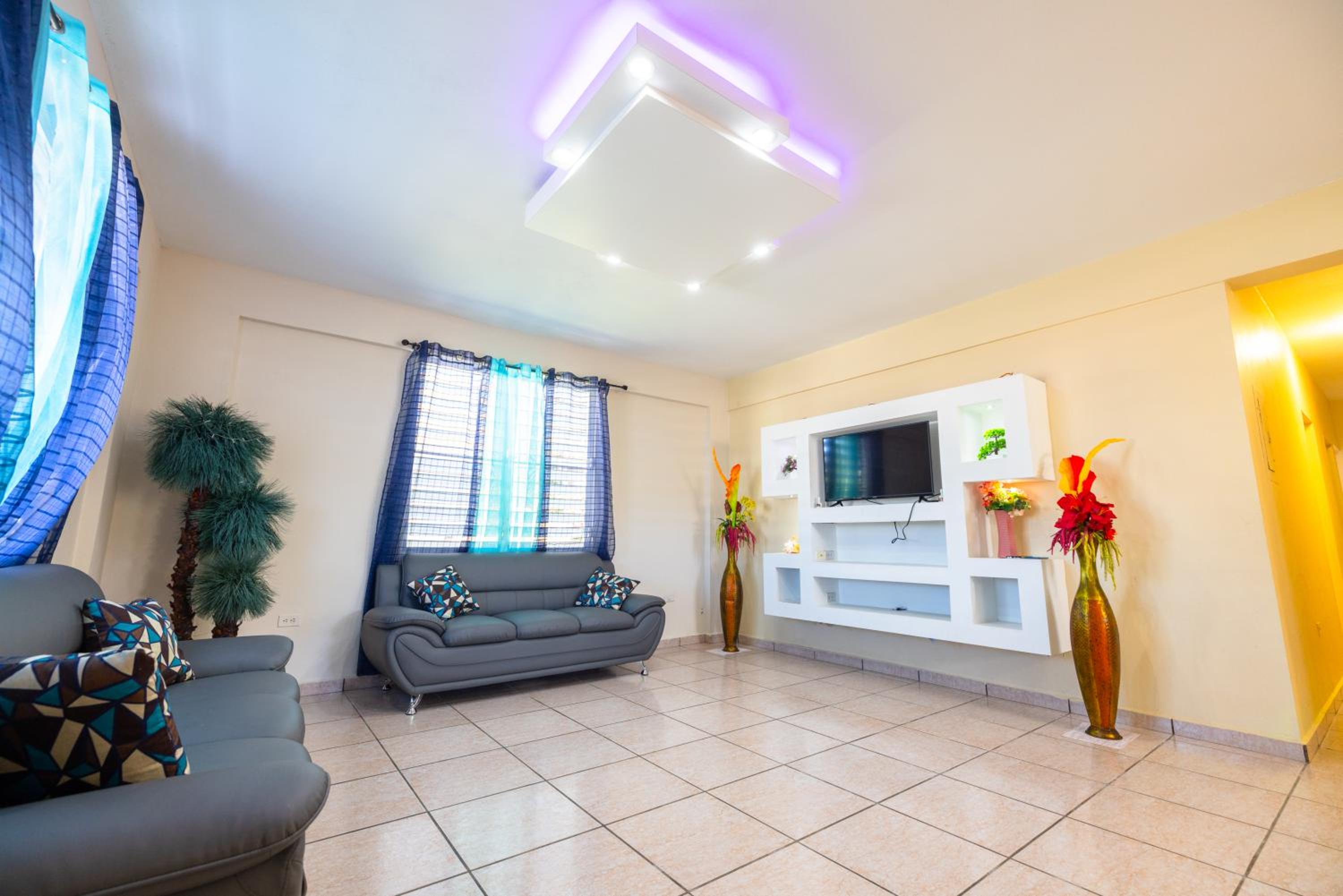 Six-Bedroom House photo 1
