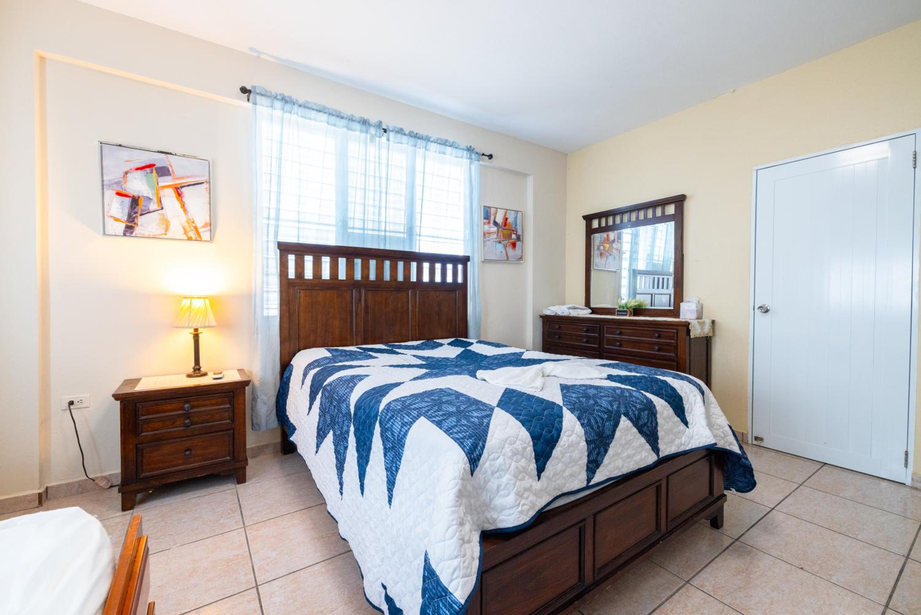 Six-Bedroom House photo 3