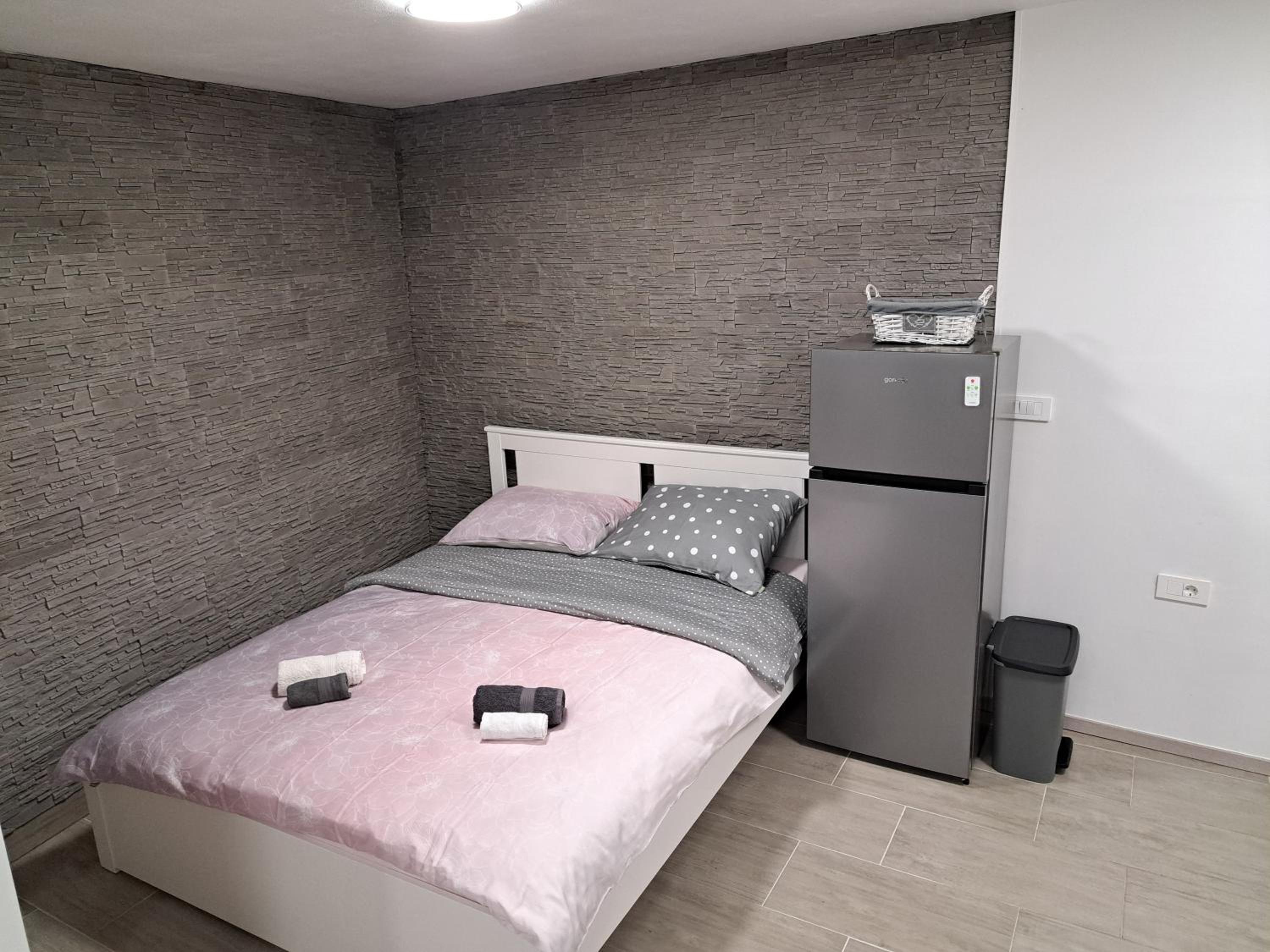 Studio Apartment - Photo 27