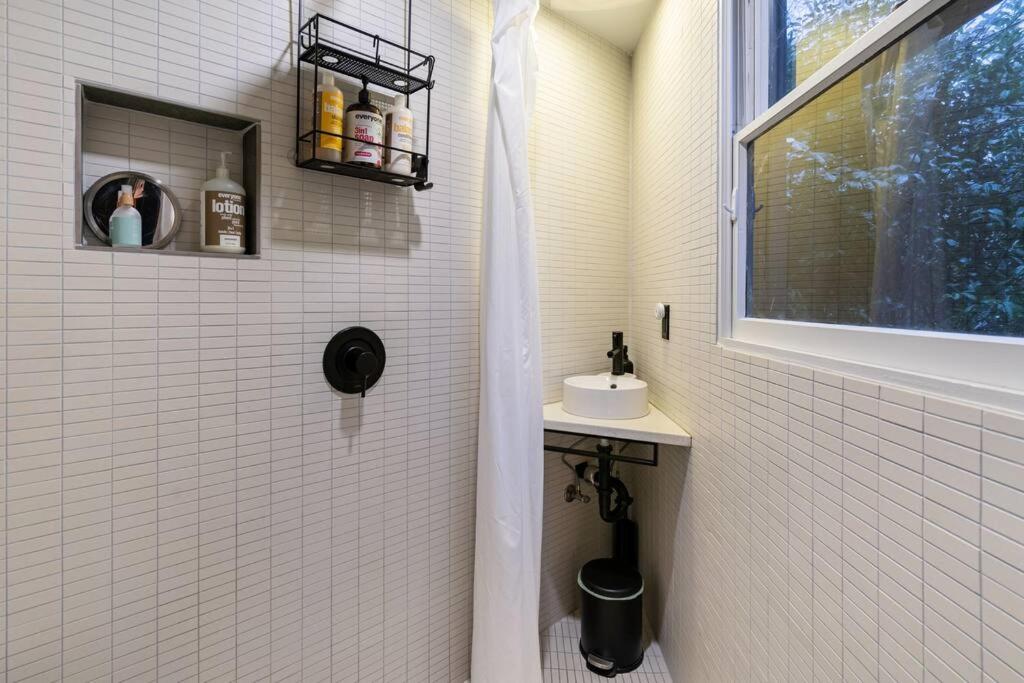 Three-Bedroom House photo 3