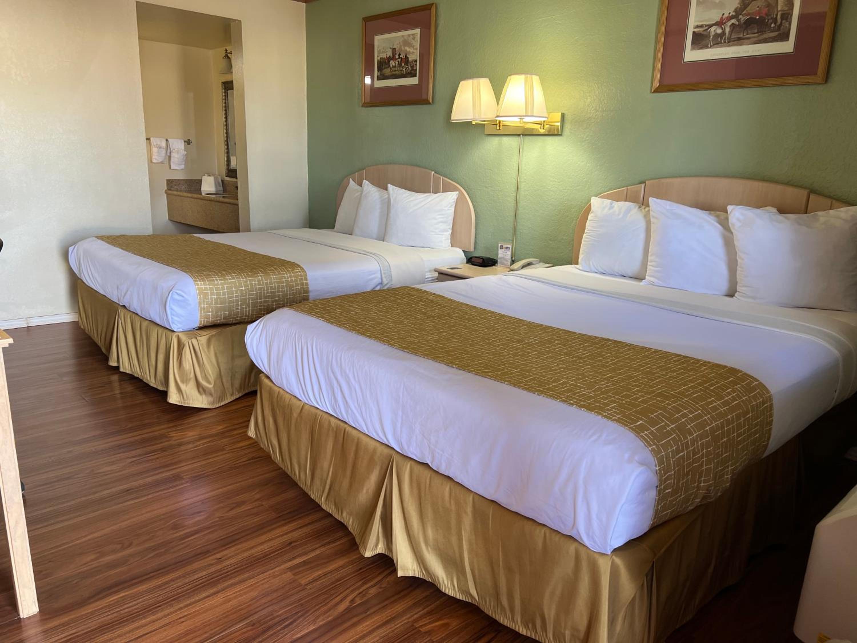 Queen Room with Two Queen Beds - Non-Smoking - Photo 5