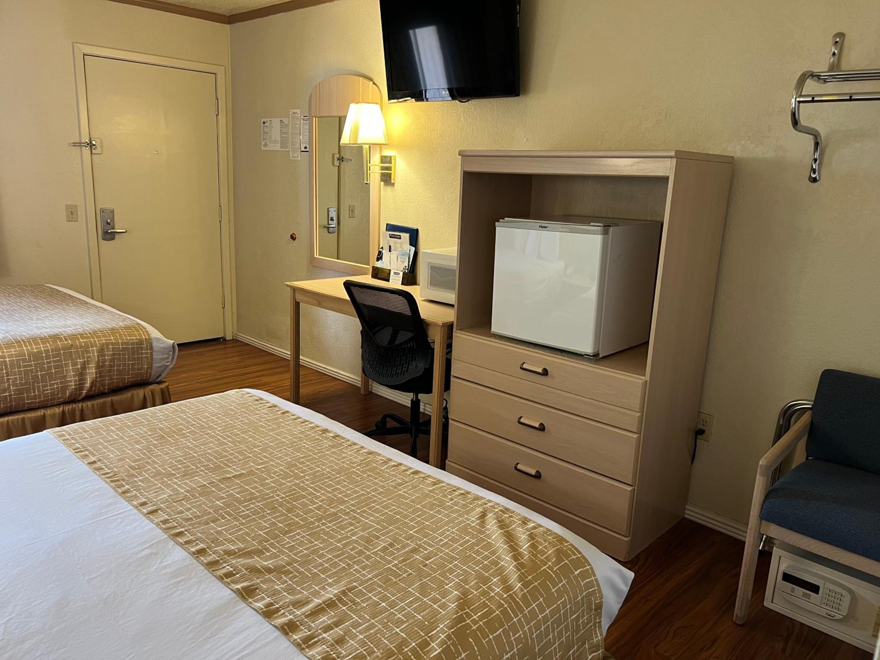 Queen Room with Two Queen Beds - Non-Smoking - Photo 3