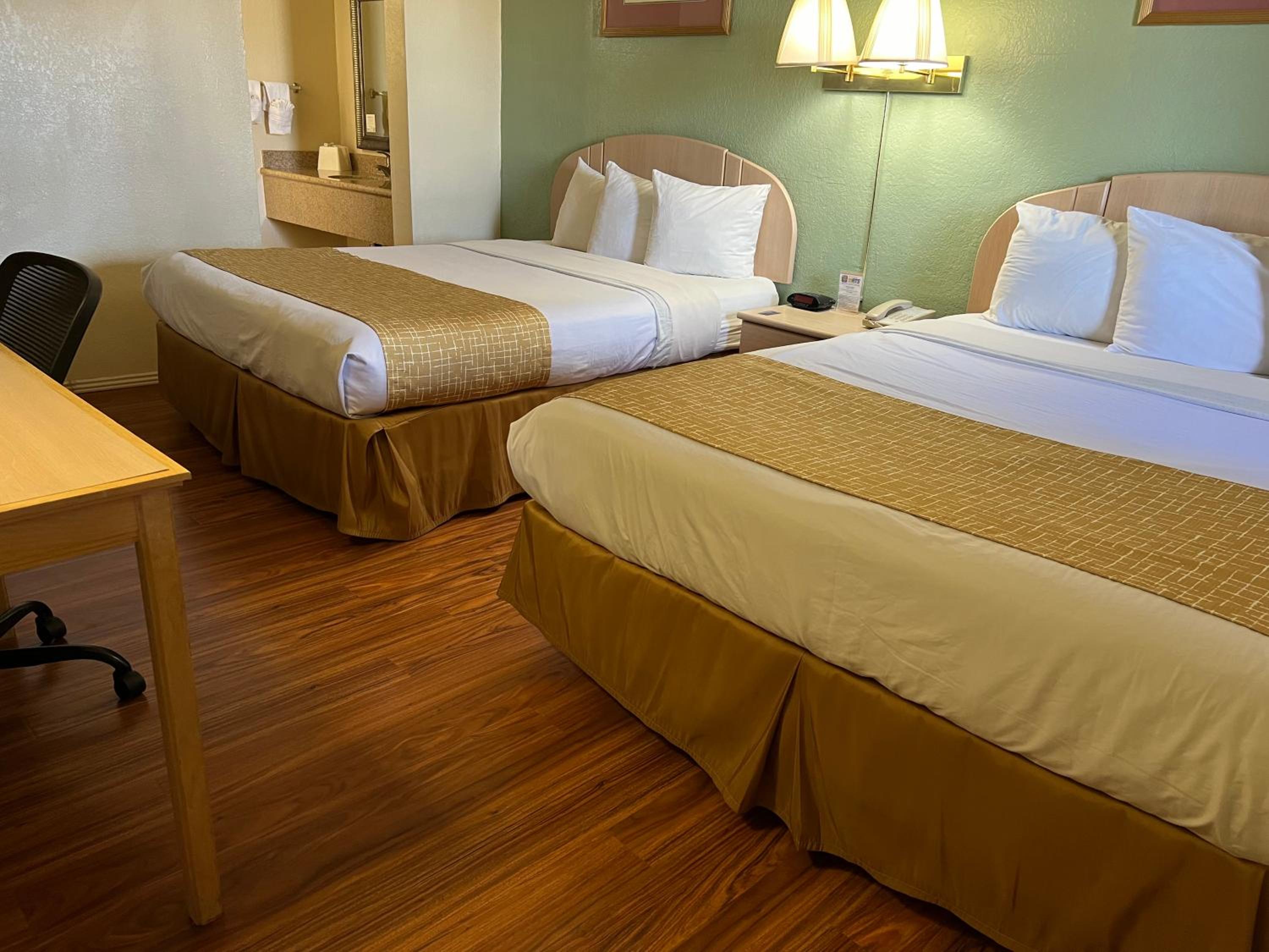 Queen Room with Two Queen Beds - Non-Smoking - Photo 2