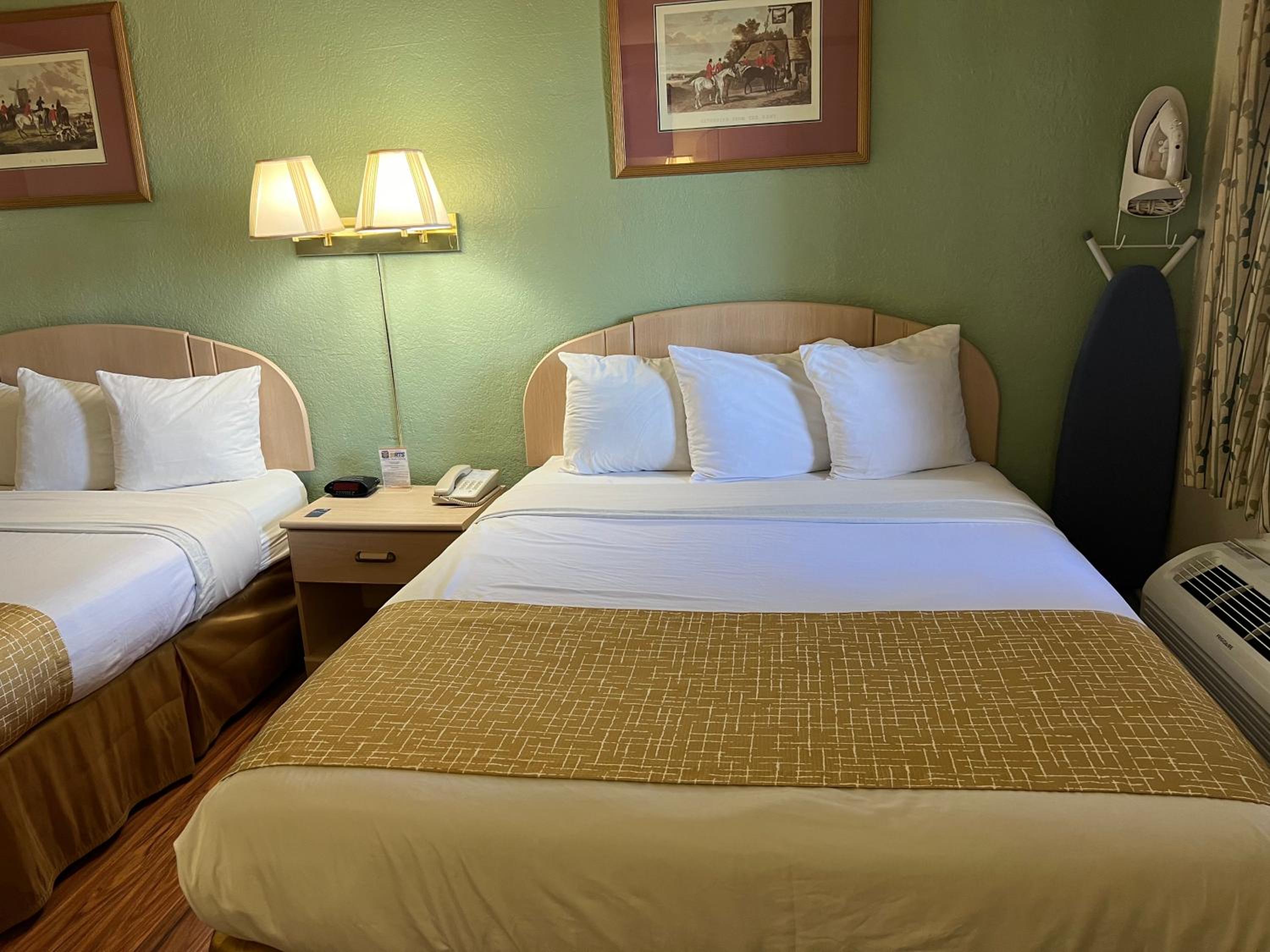 Queen Room with Two Queen Beds - Non-Smoking - Photo 9