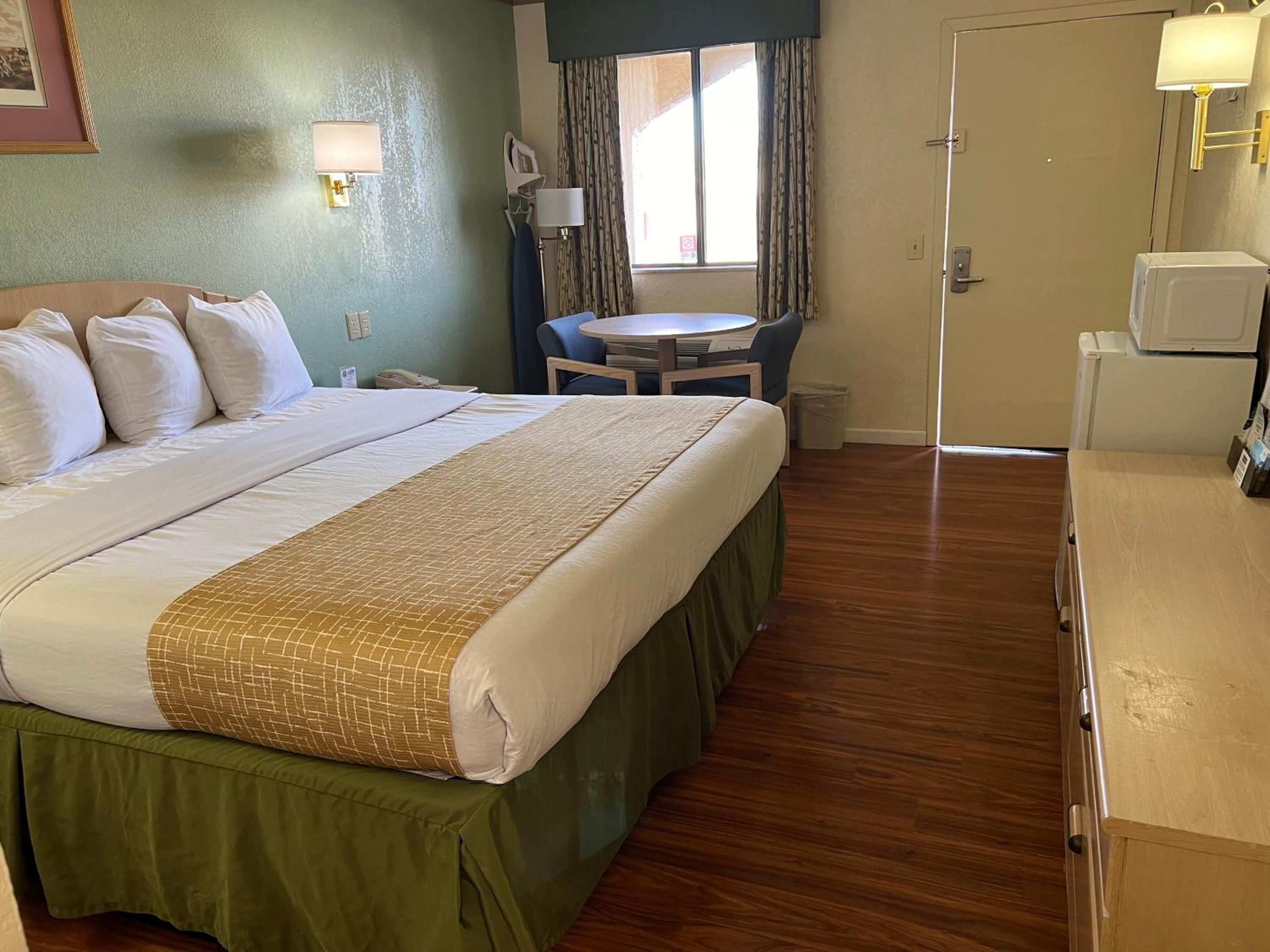 King Room - Non-Smoking - Photo 2
