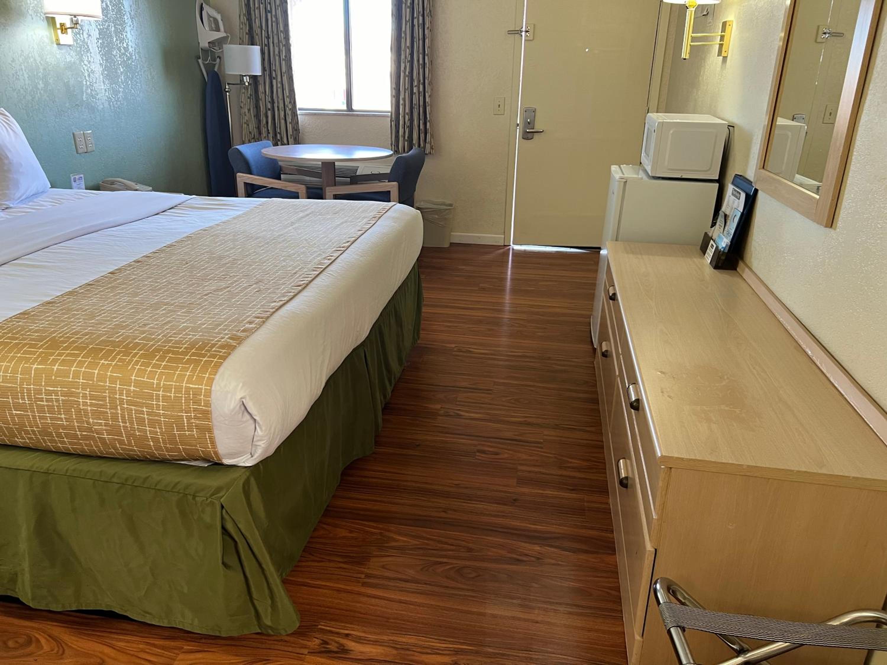 King Room - Non-Smoking - Photo 6