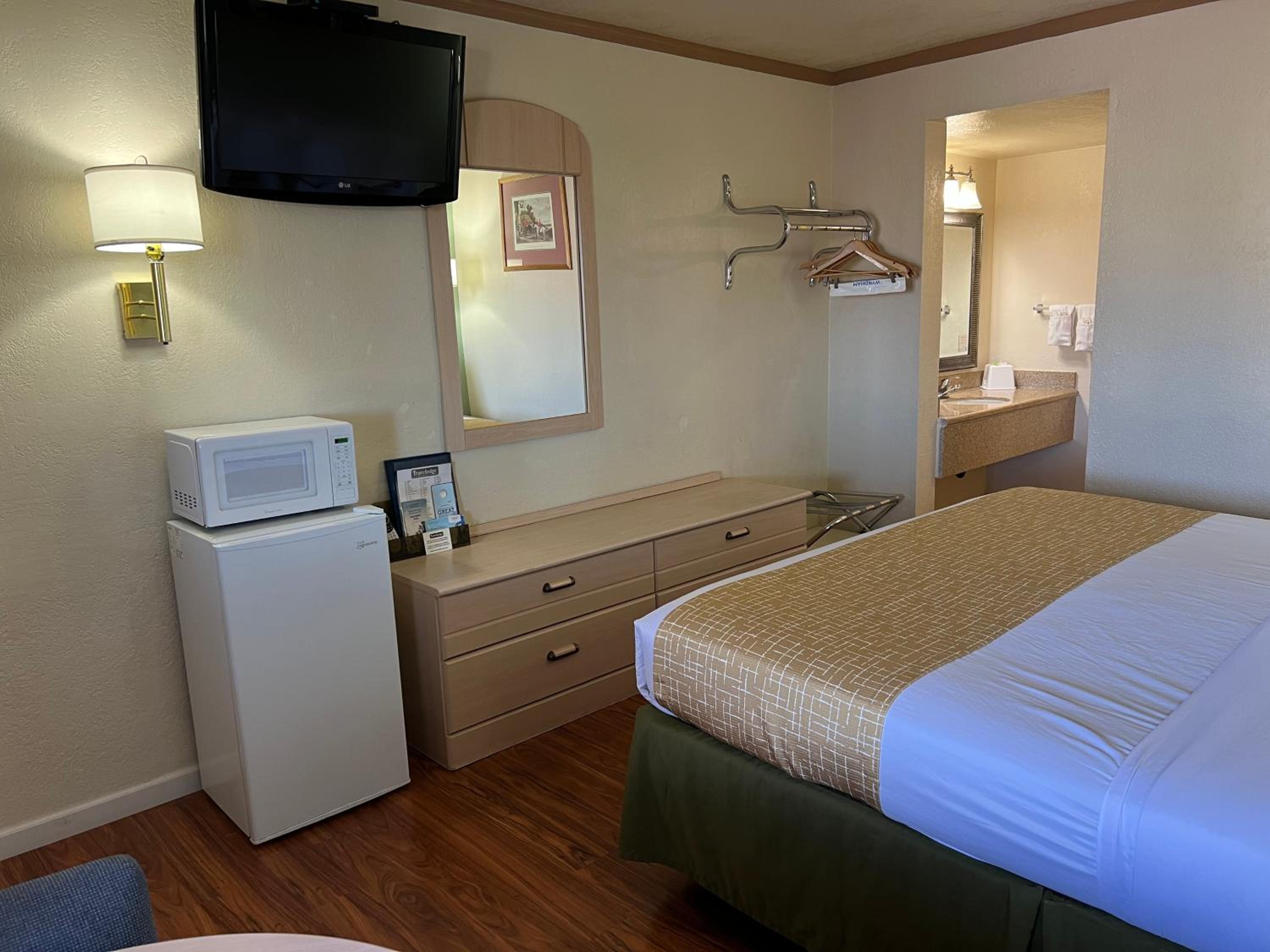 King Room - Non-Smoking - Photo 4